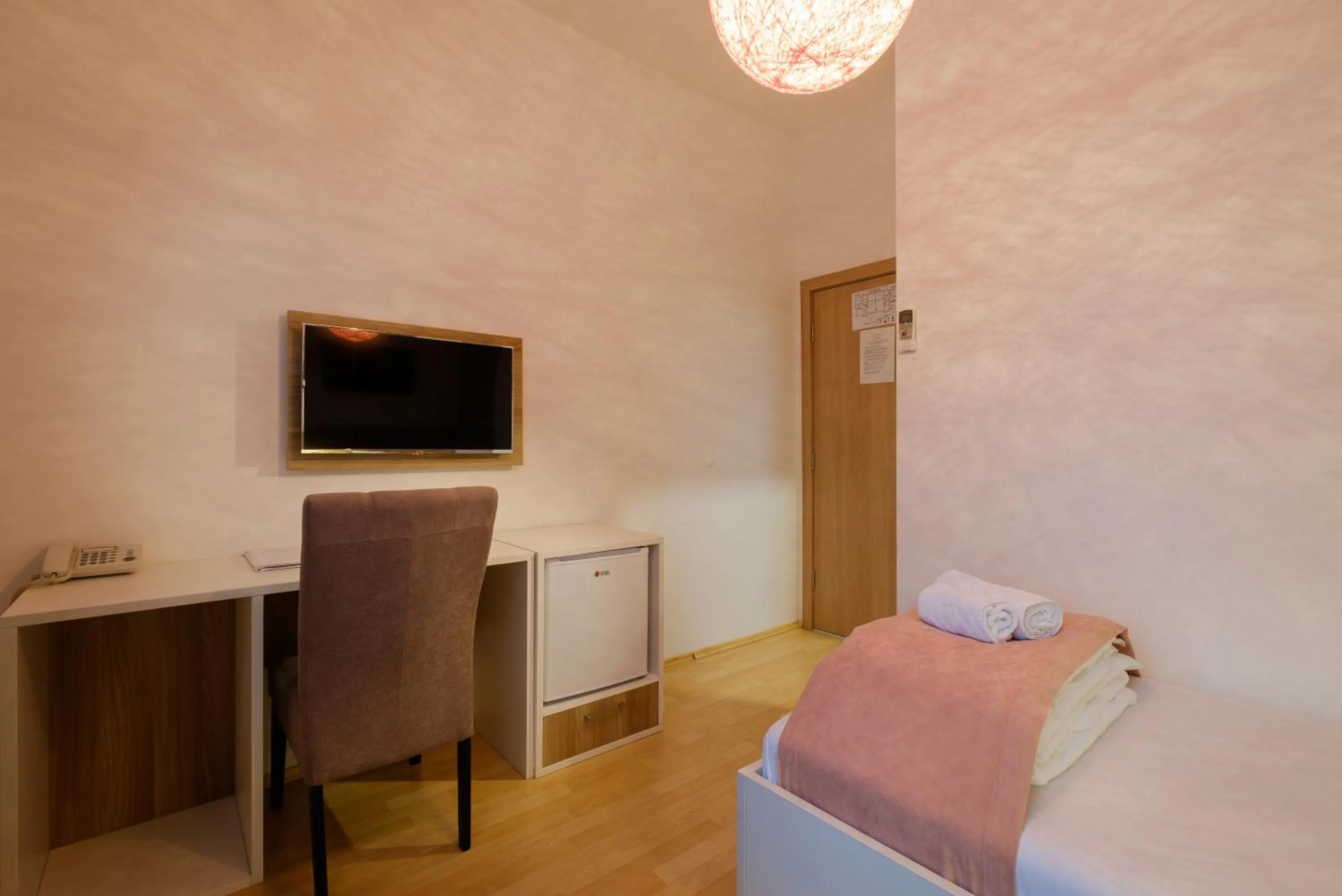Bedroom, Bed in Airport Hotel Garni