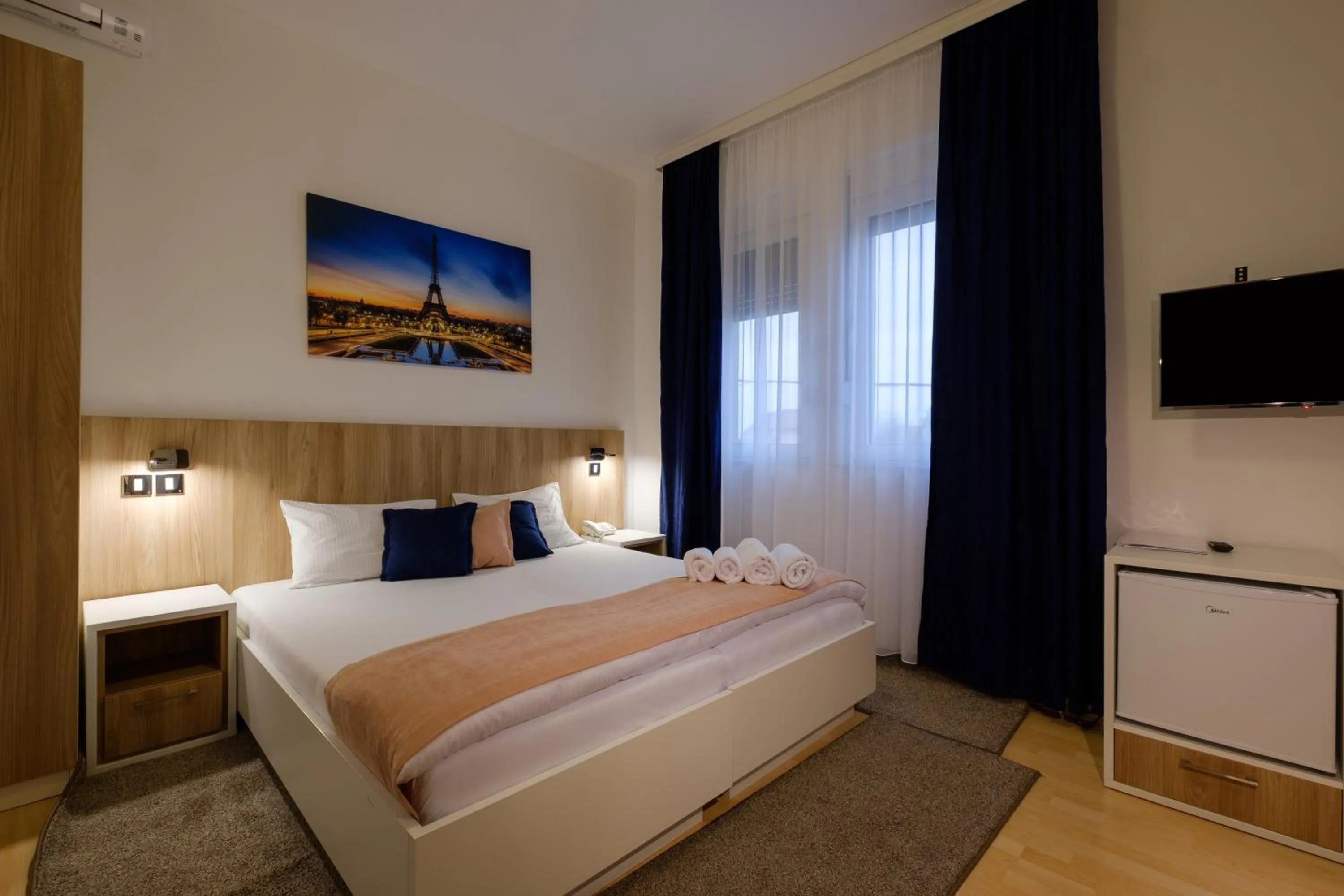 Bedroom, Bed in Airport Hotel Garni