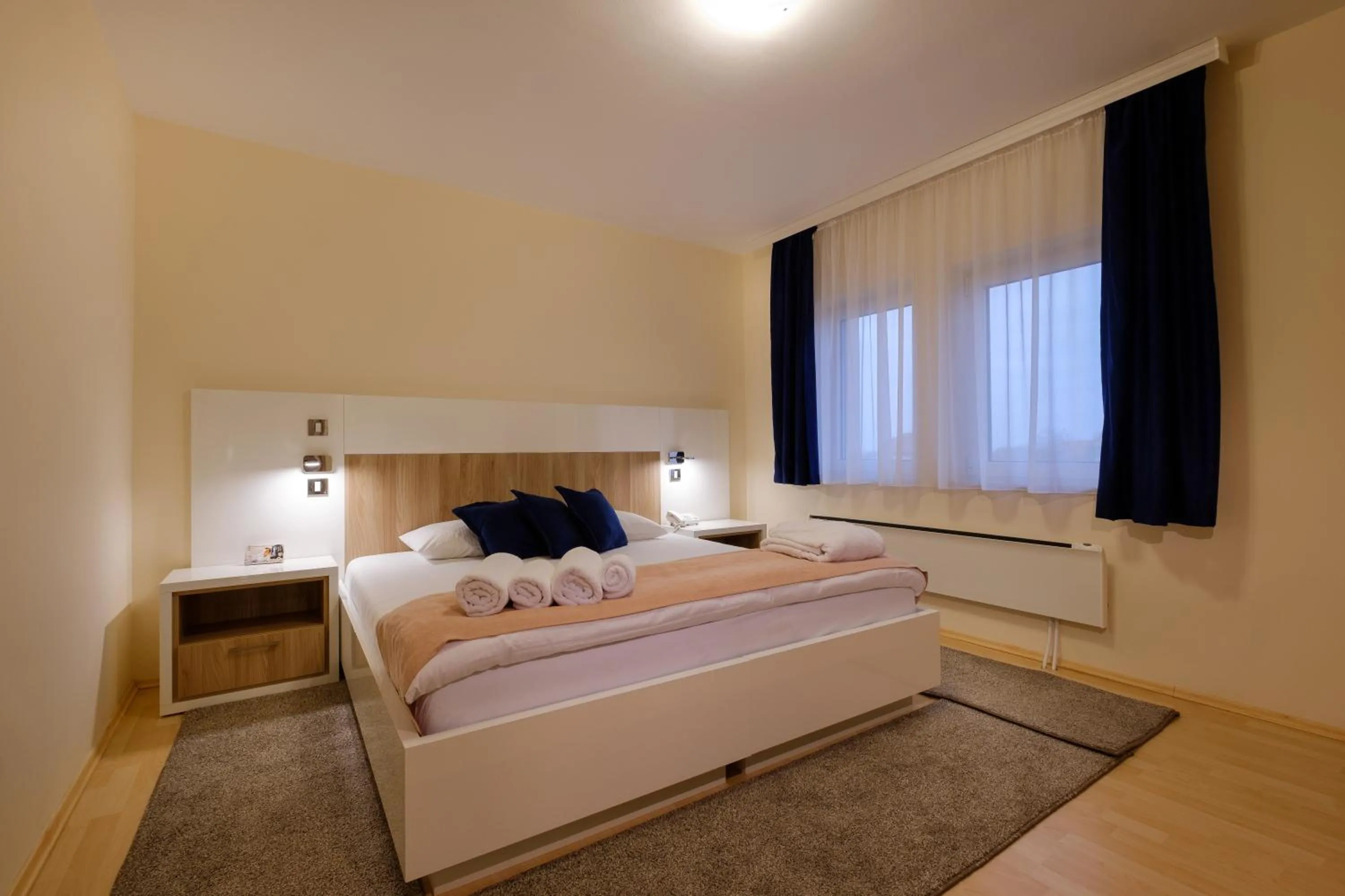 Bedroom, Bed in Airport Hotel Garni