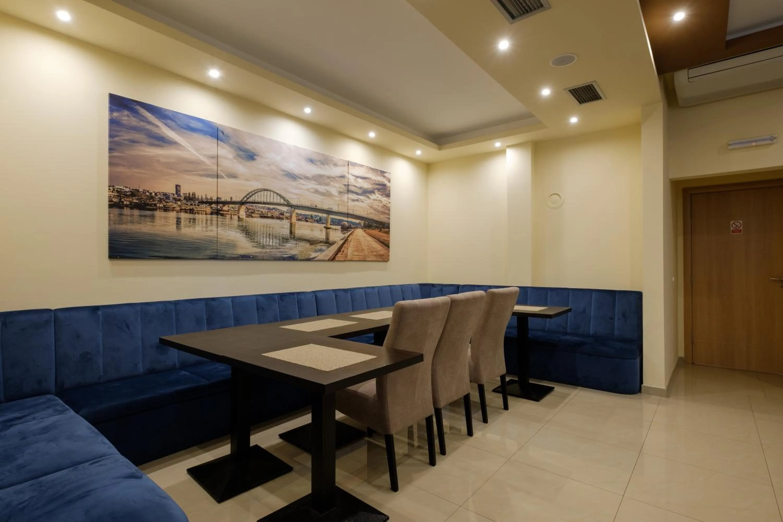 Restaurant/places to eat in Airport Hotel Garni