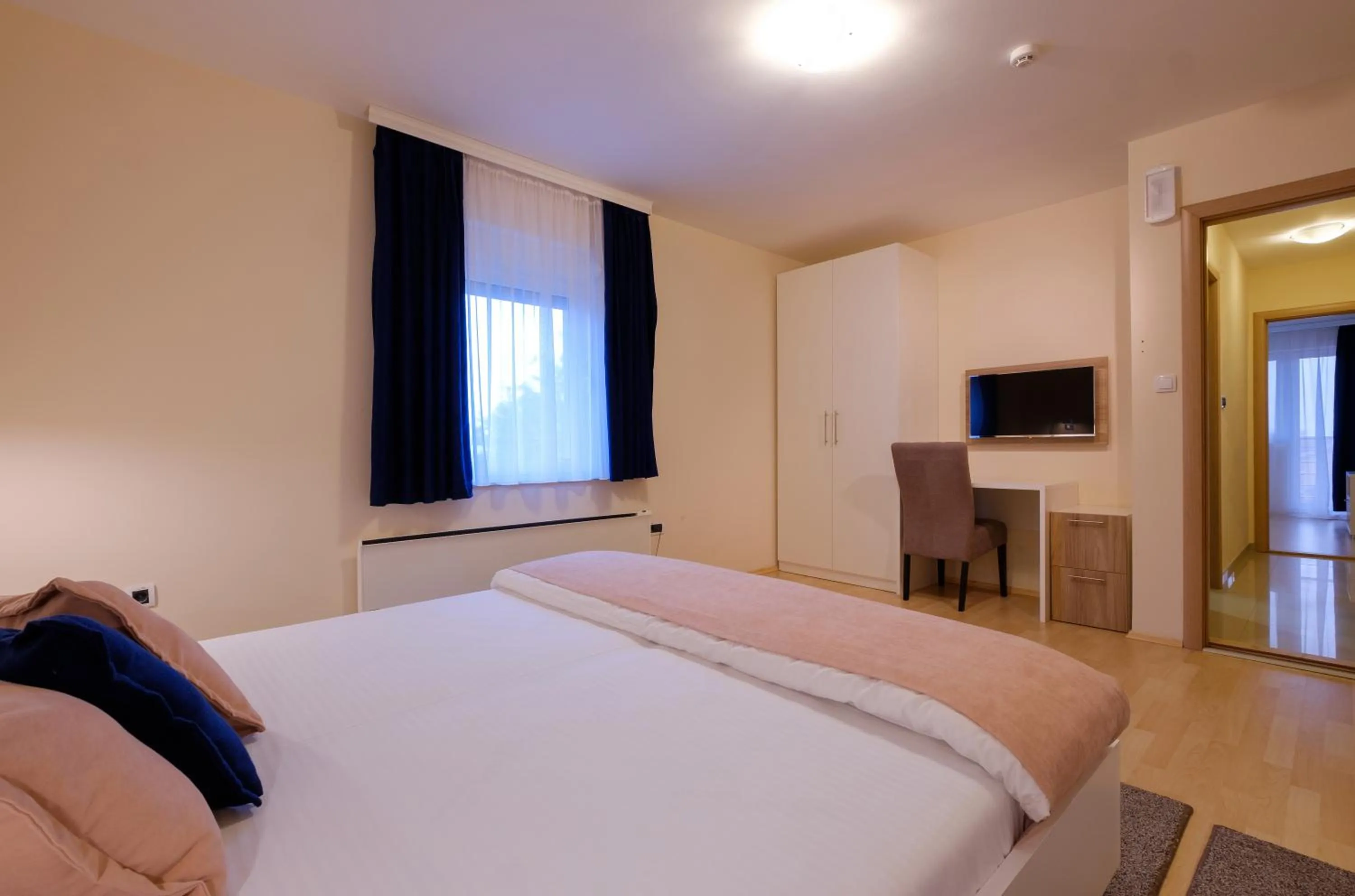 Bedroom, Bed in Airport Hotel Garni