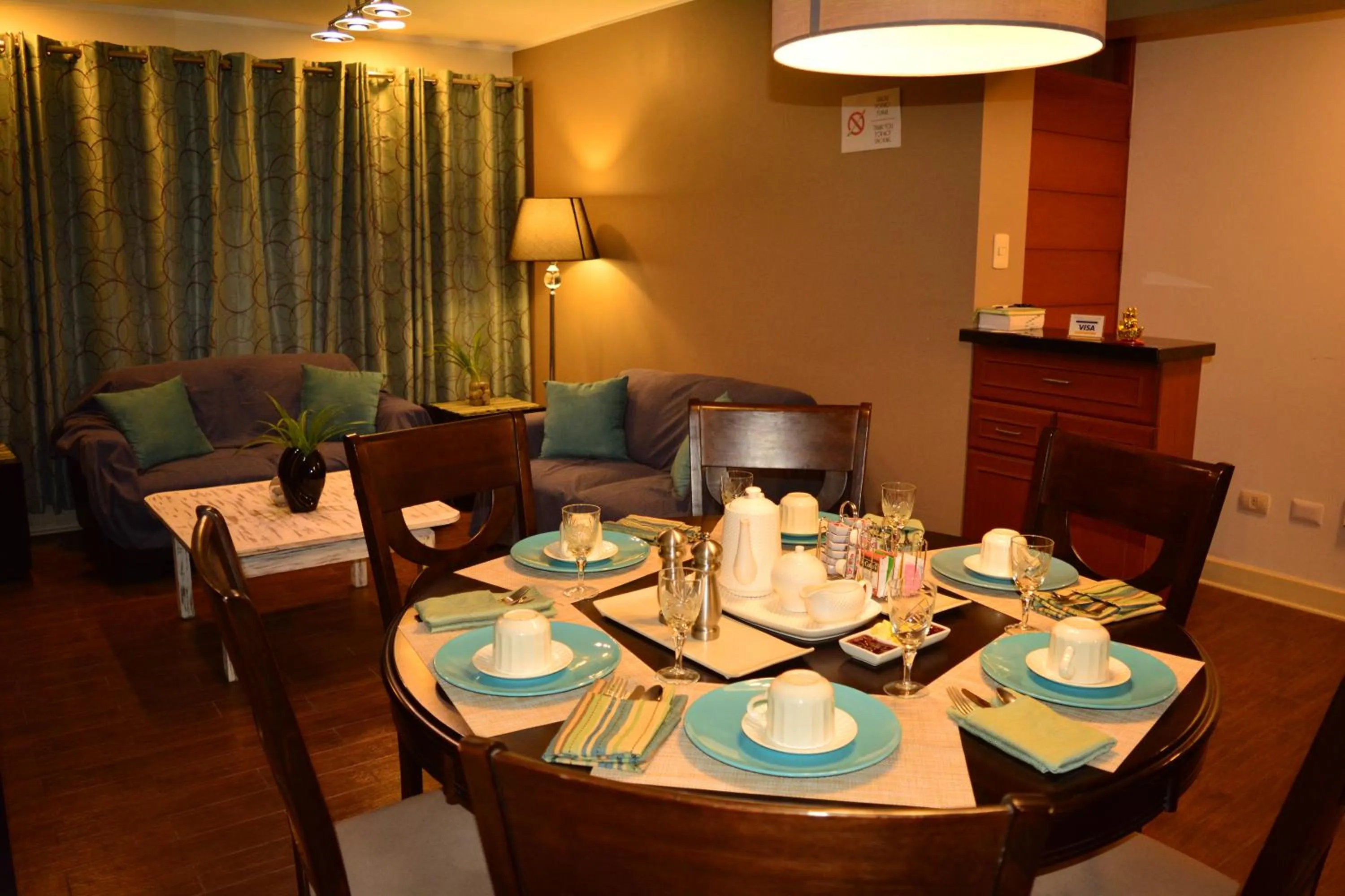 Communal lounge/ TV room in Kangaroo Wasi Airport Bed & Breakfast