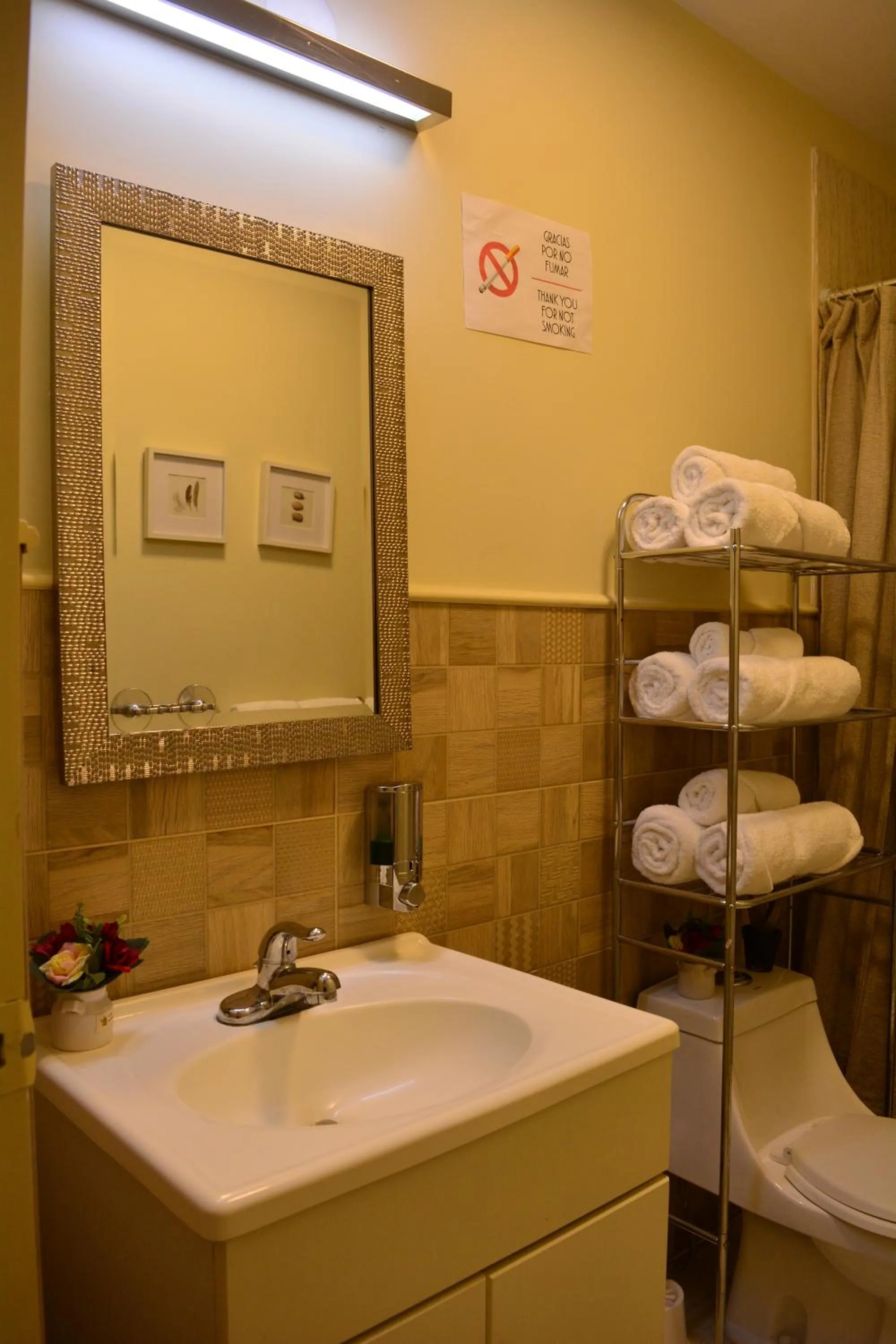 Bathroom in Kangaroo Wasi Airport Bed & Breakfast