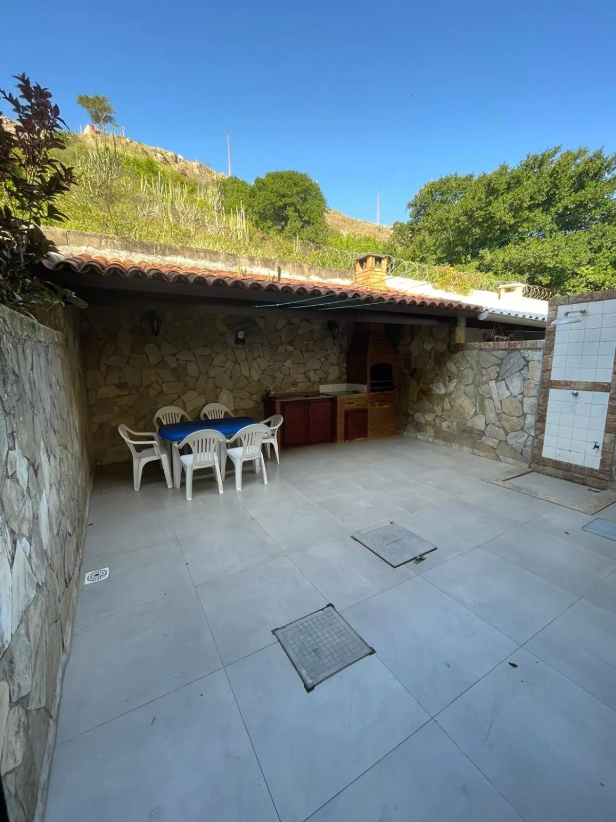 BBQ facilities in Casa 4 quartos Condomínio em Frente a Praia Grande
