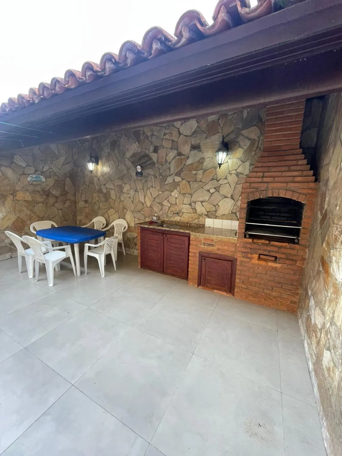 BBQ facilities in Casa 4 quartos Condomínio em Frente a Praia Grande