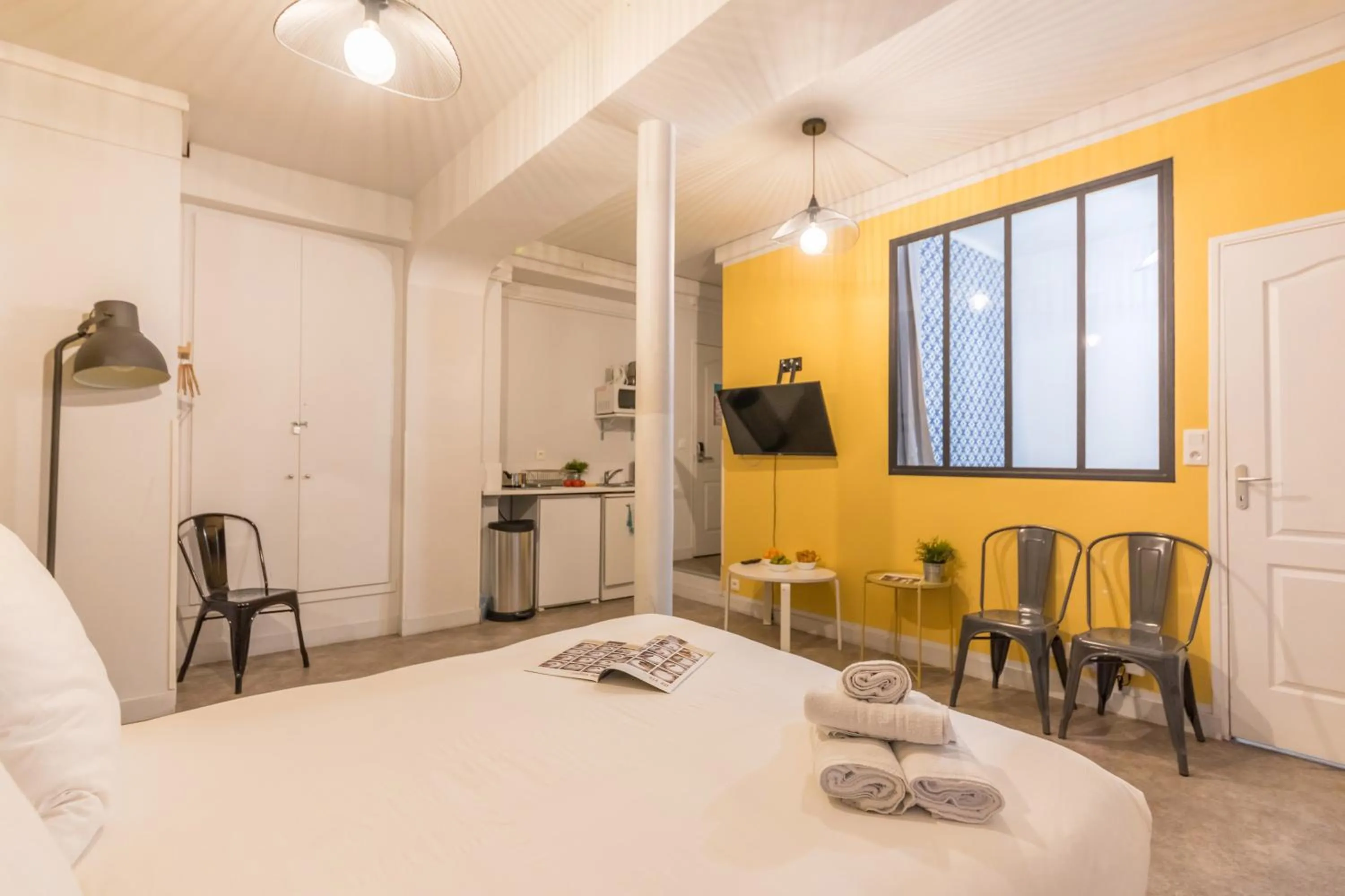 Photo of the whole room, Bed in WS Hôtel de Ville - Le Marais