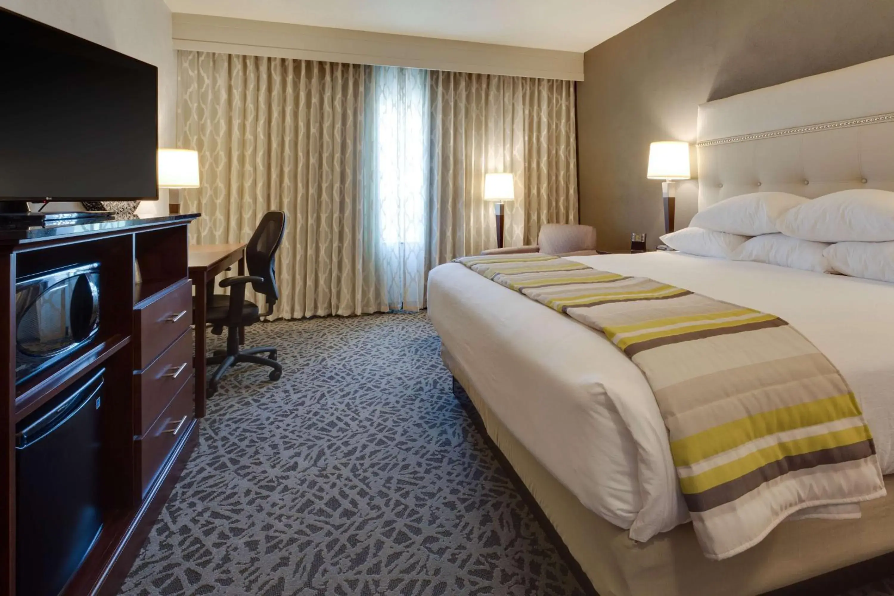 Superior King Room - Hearing Accessible, Tub in Drury Plaza Hotel Cape Girardeau Conference Center Superior King Room - Hearing Accessible, Tub in Drury Plaza Hotel Cape Girardeau Conference Center