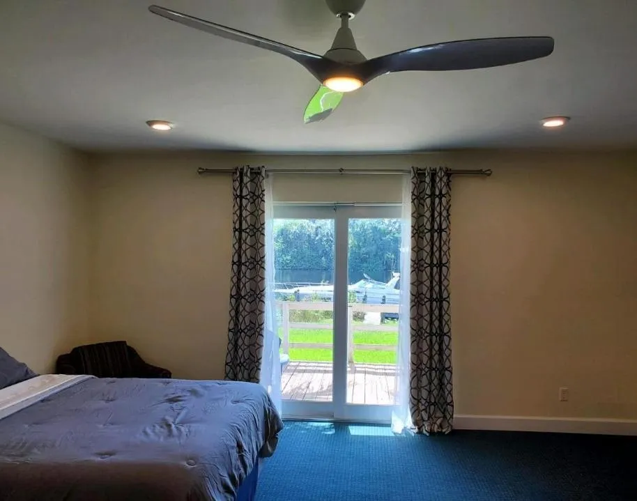 Bed in The Rivers Edge Motel