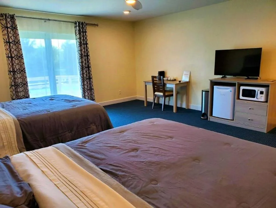 Bed in The Rivers Edge Motel