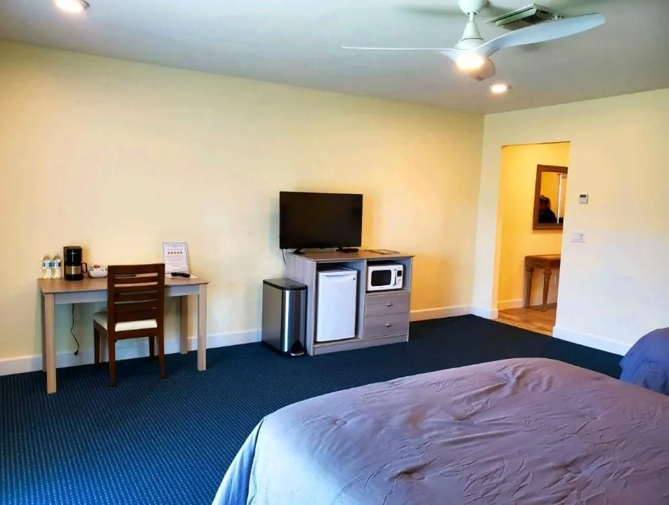 Bed in The Rivers Edge Motel