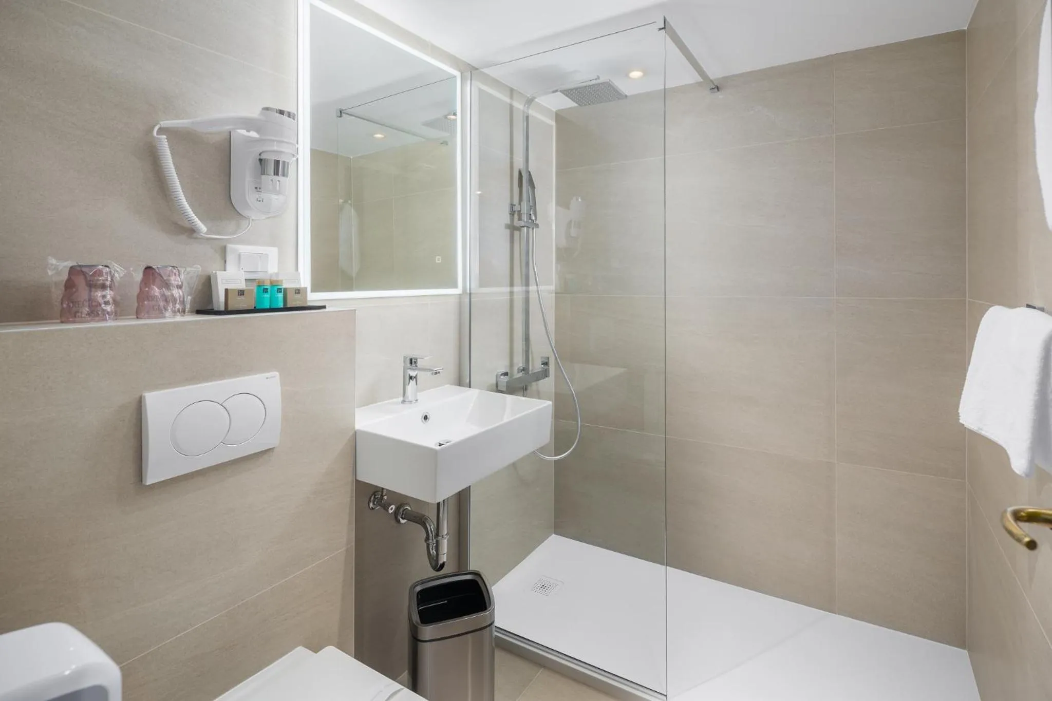 Shower in Hotel Cittar