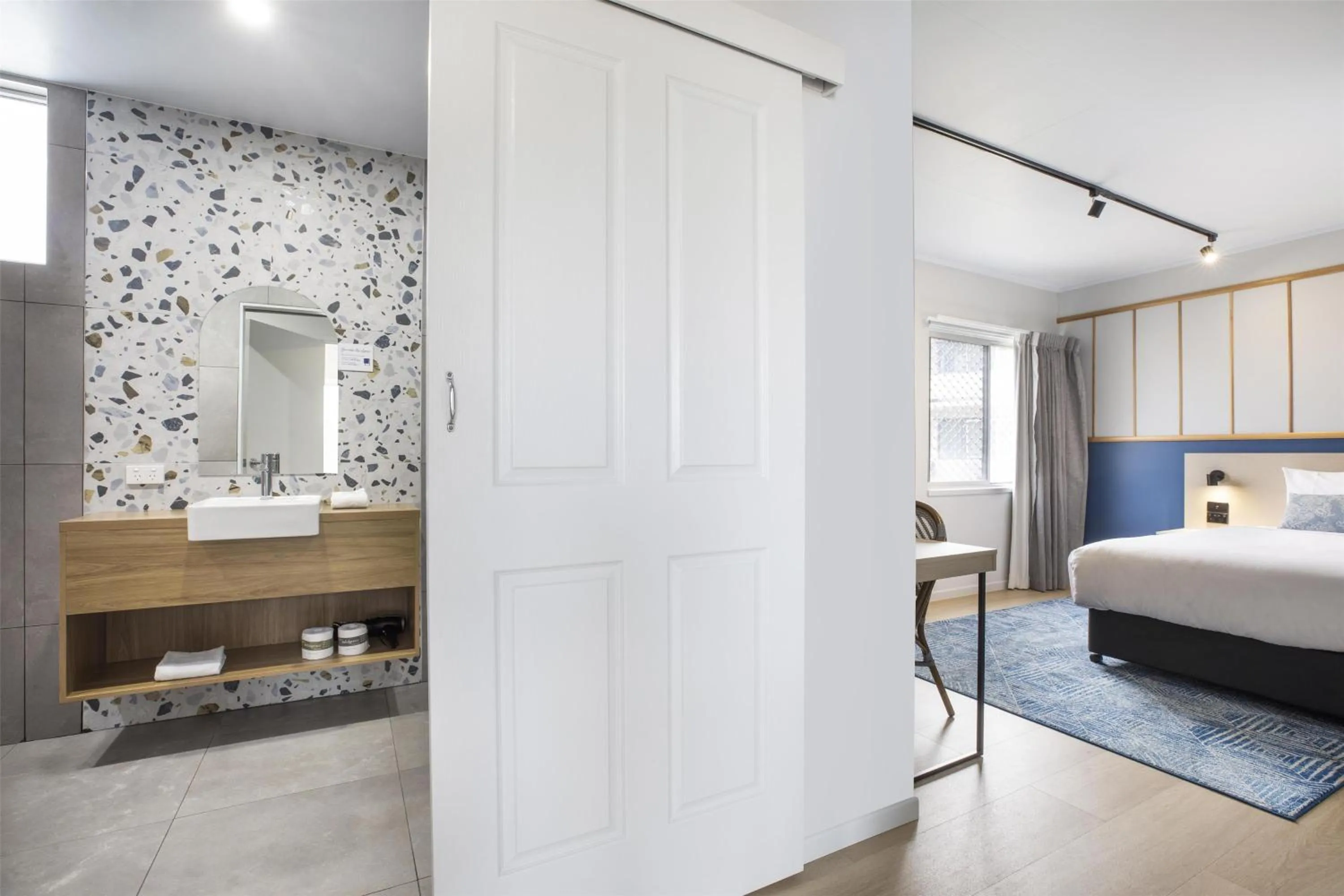 Bedroom, Bed in Nightcap at Queens Beach Hotel