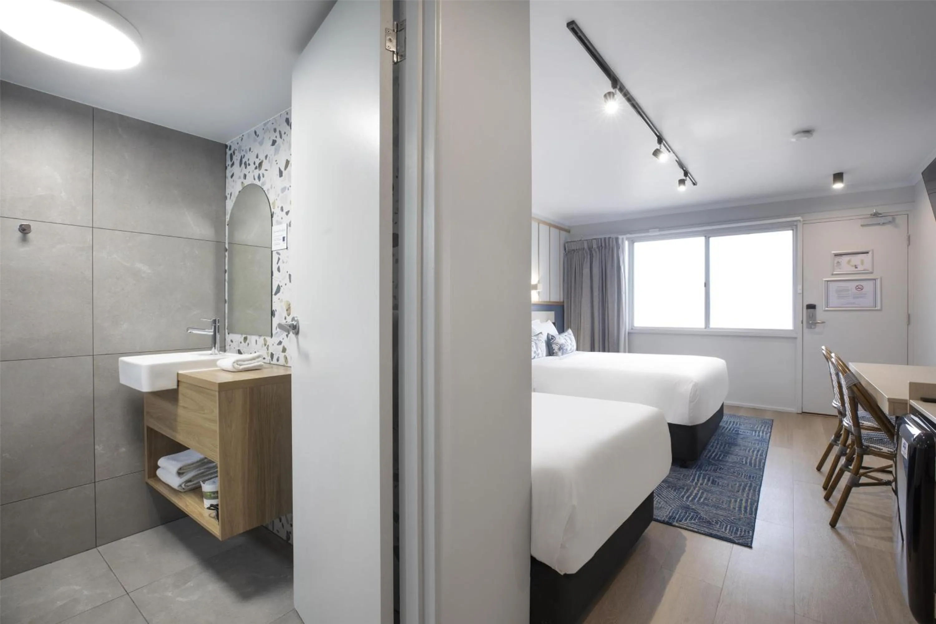 Bedroom, Bed in Nightcap at Queens Beach Hotel