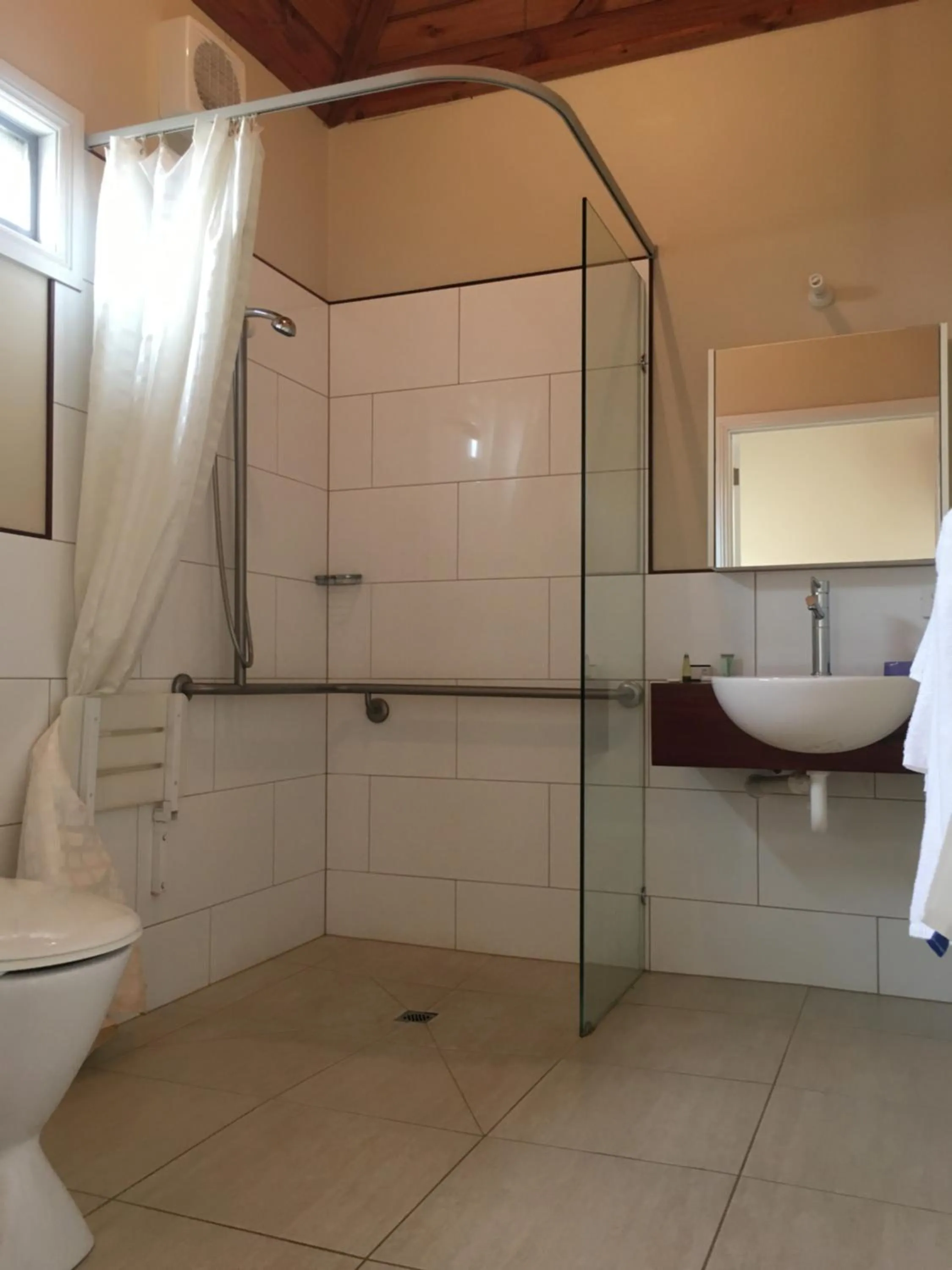 Shower in Winchelsea Motel