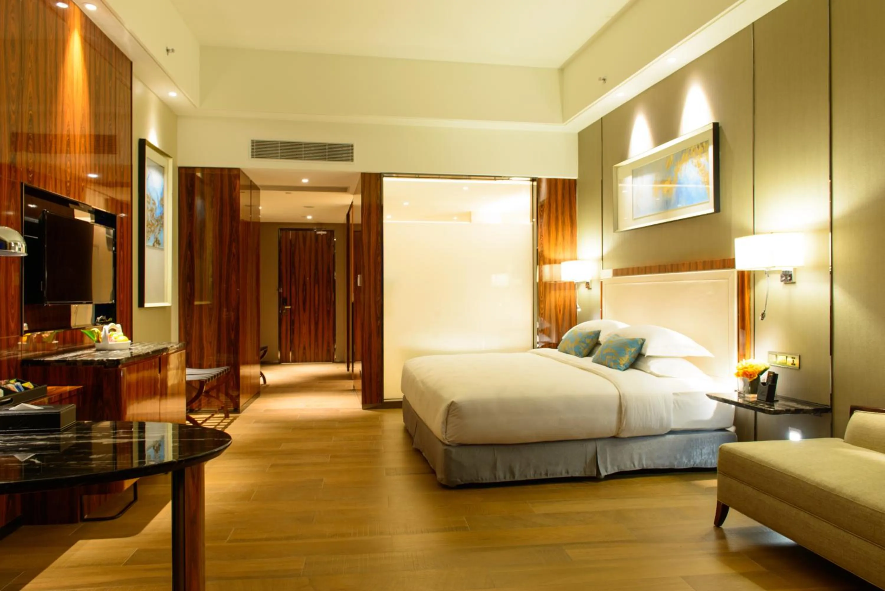 Bedroom, Bed in Forest City Marina Hotel