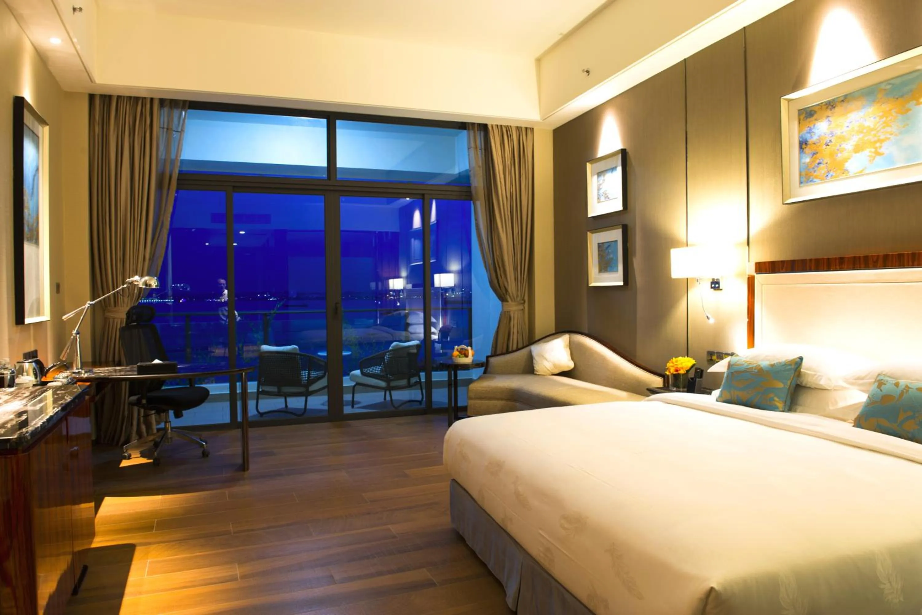 Balcony/Terrace, Bed in Forest City Marina Hotel