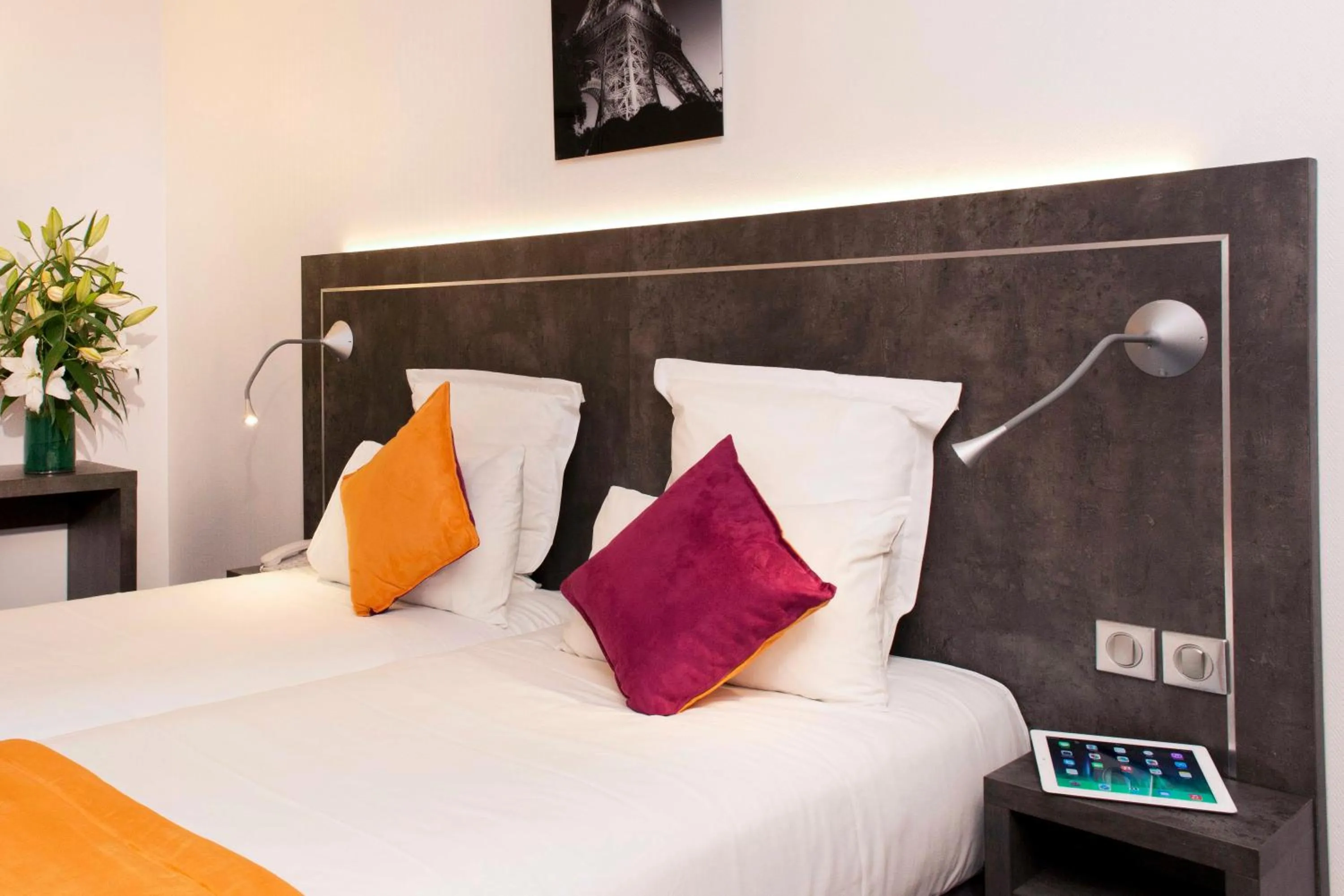 Bed in Hôtel du Plat d'Etain