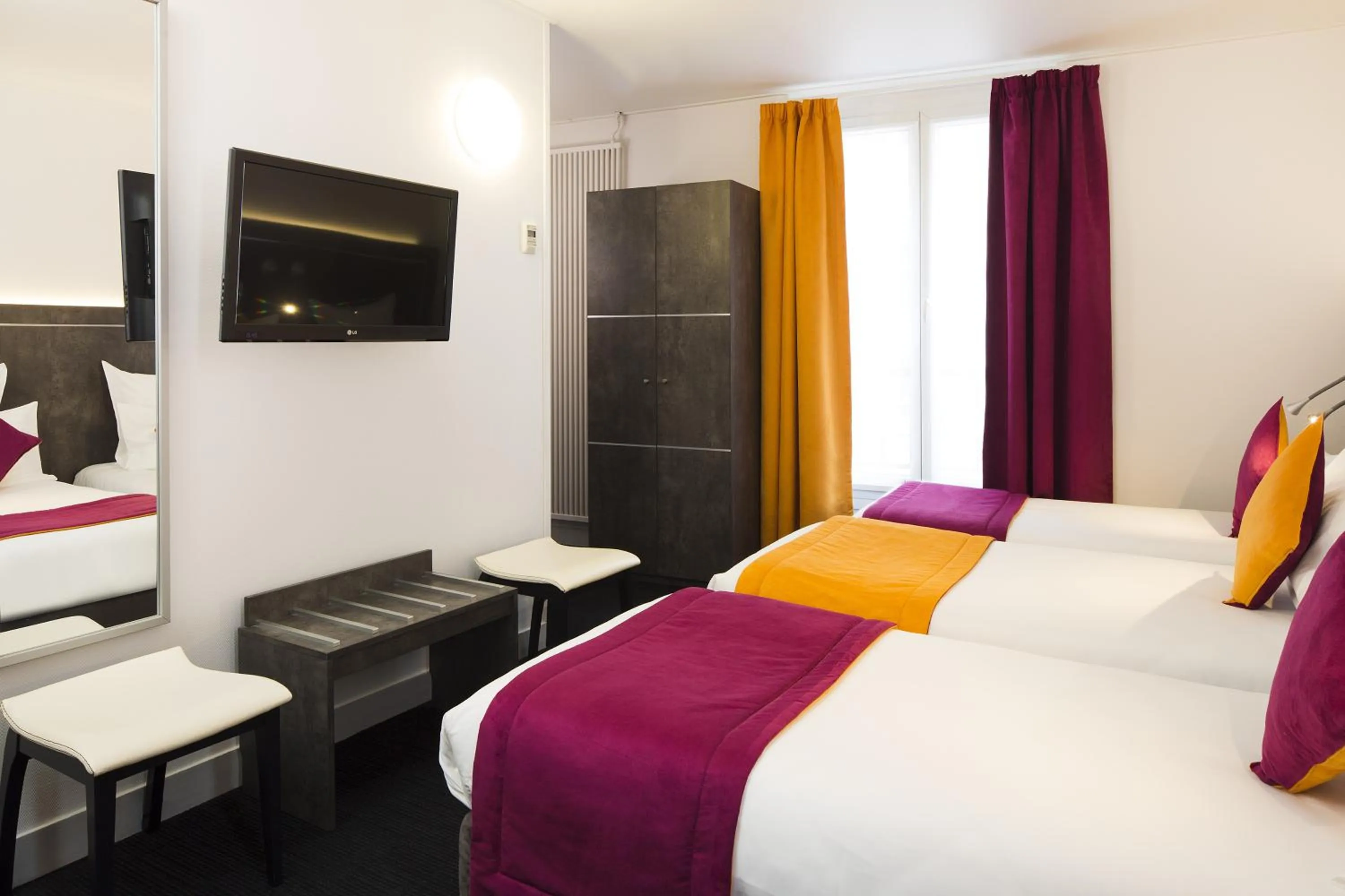 Photo of the whole room, Bed in Hôtel du Plat d'Etain