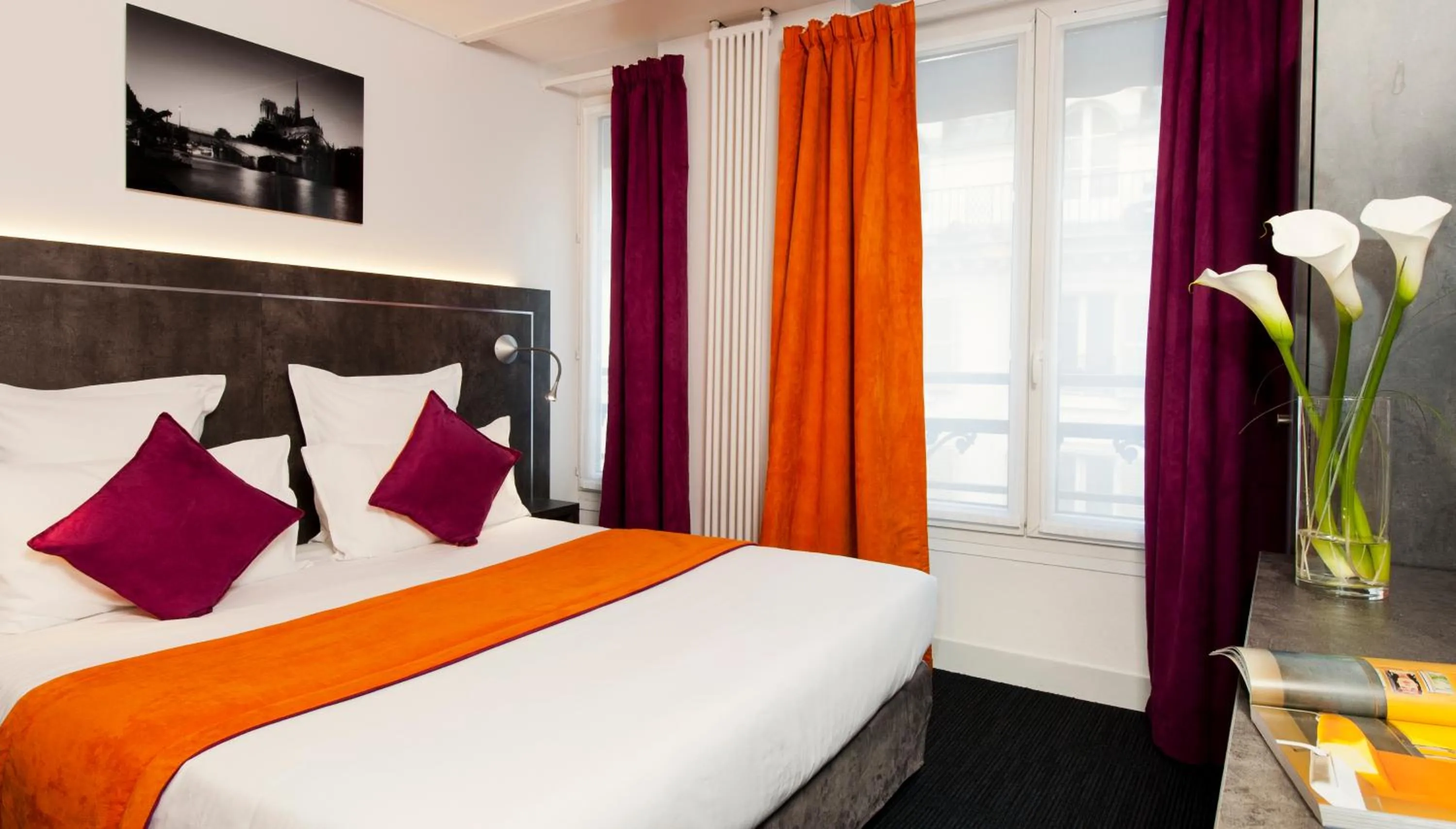 Bed in Hôtel du Plat d'Etain