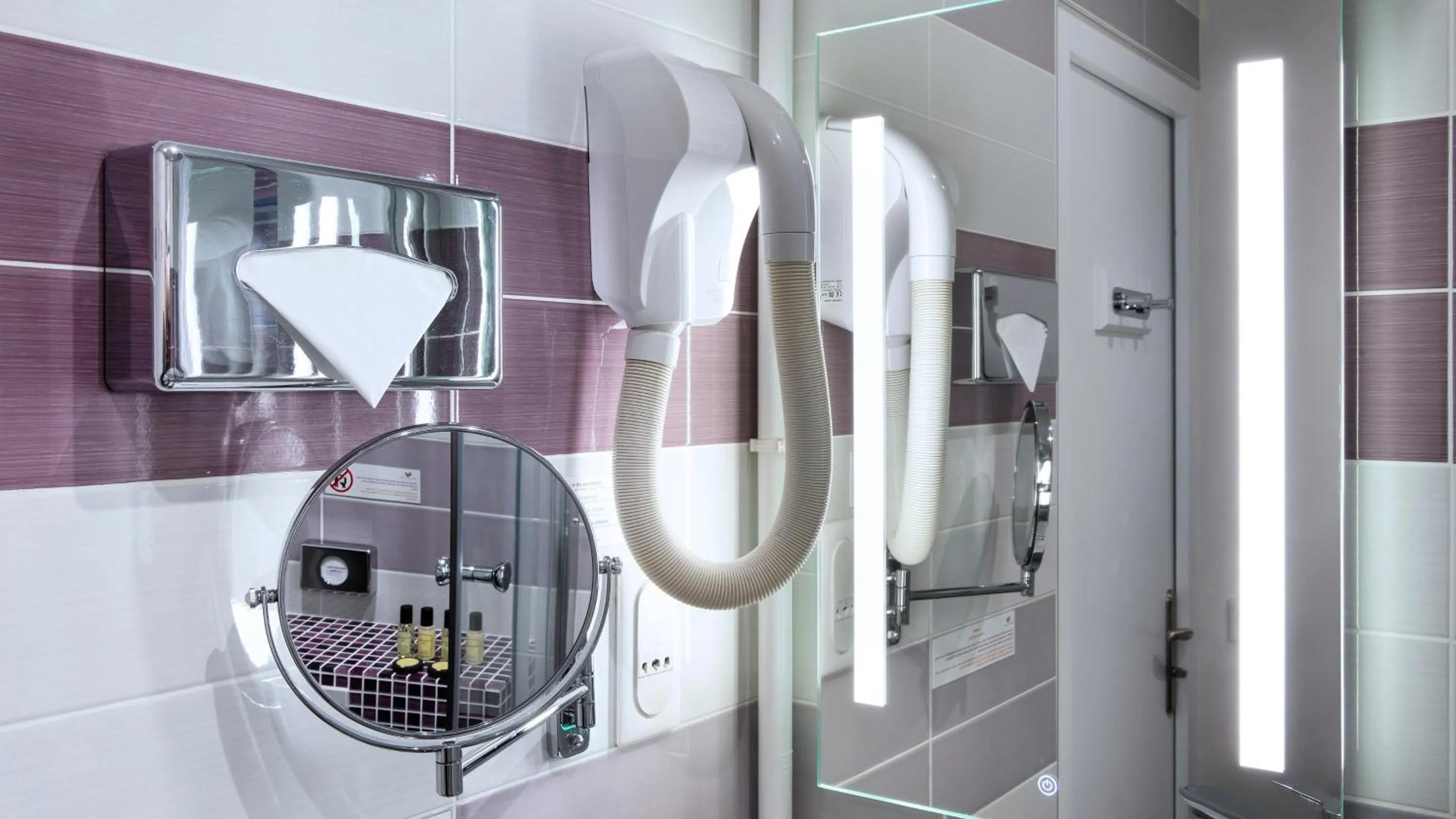 Bathroom in Hôtel du Plat d'Etain