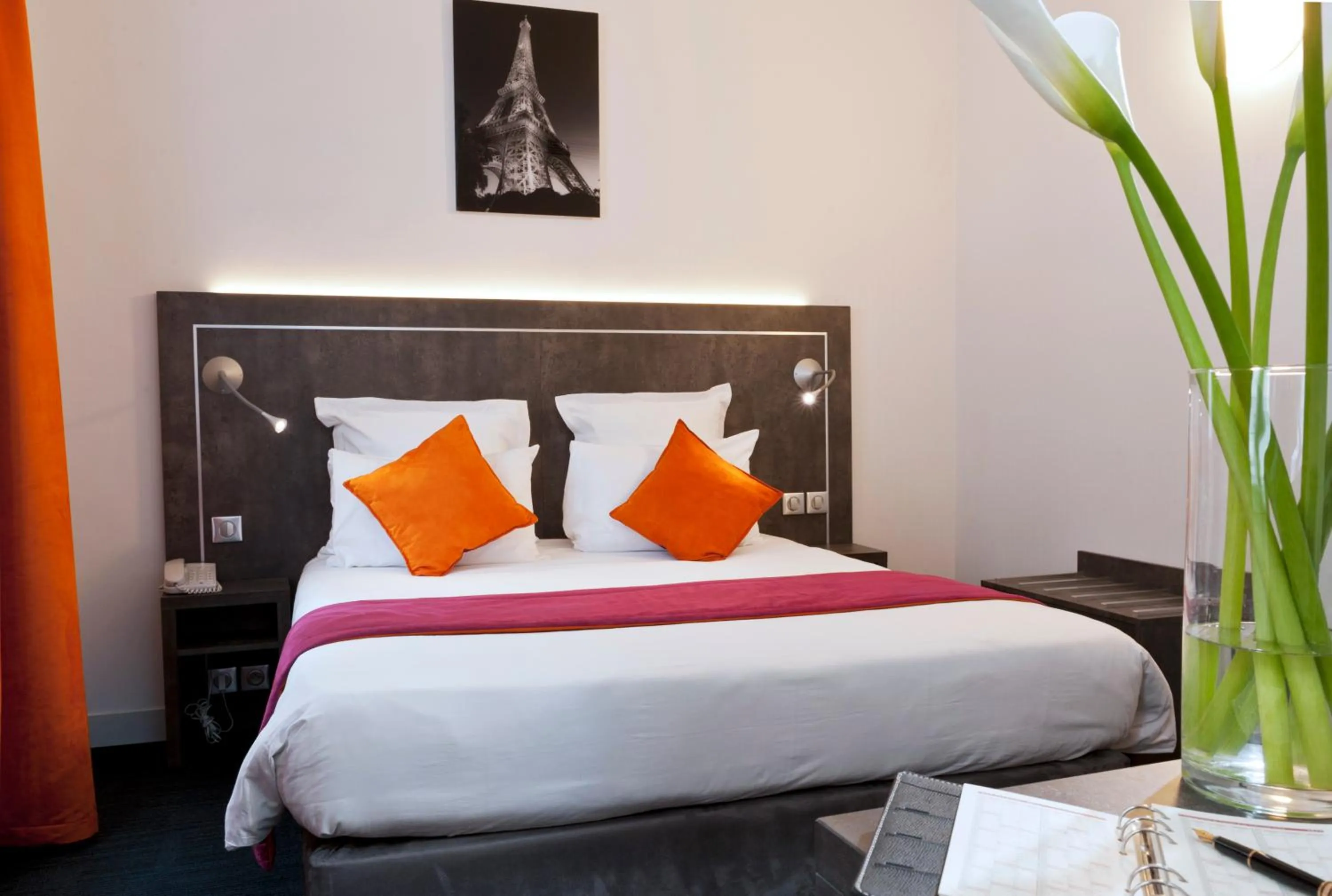 Bed in Hôtel du Plat d'Etain