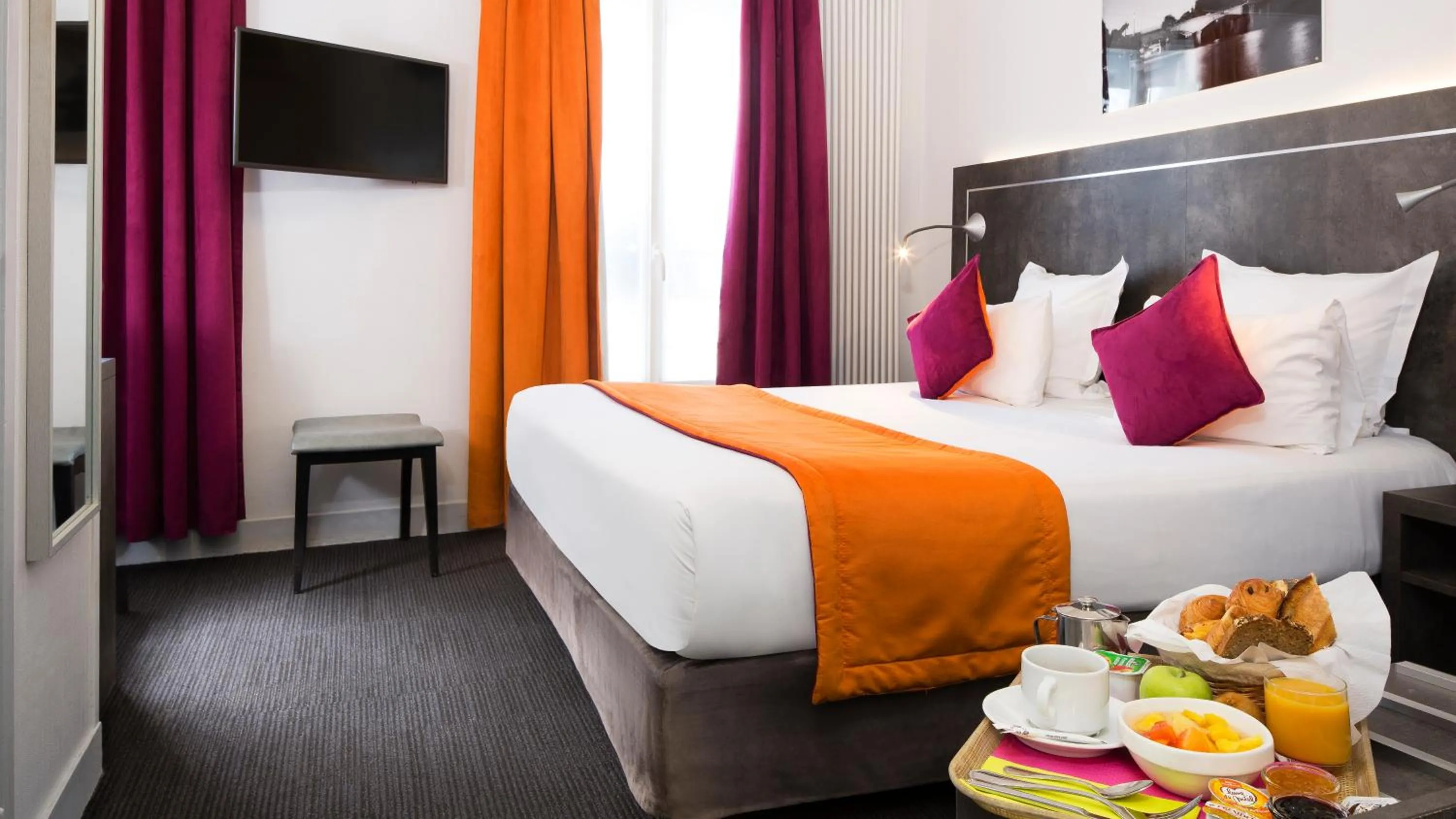 Photo of the whole room, Bed in Hôtel du Plat d'Etain