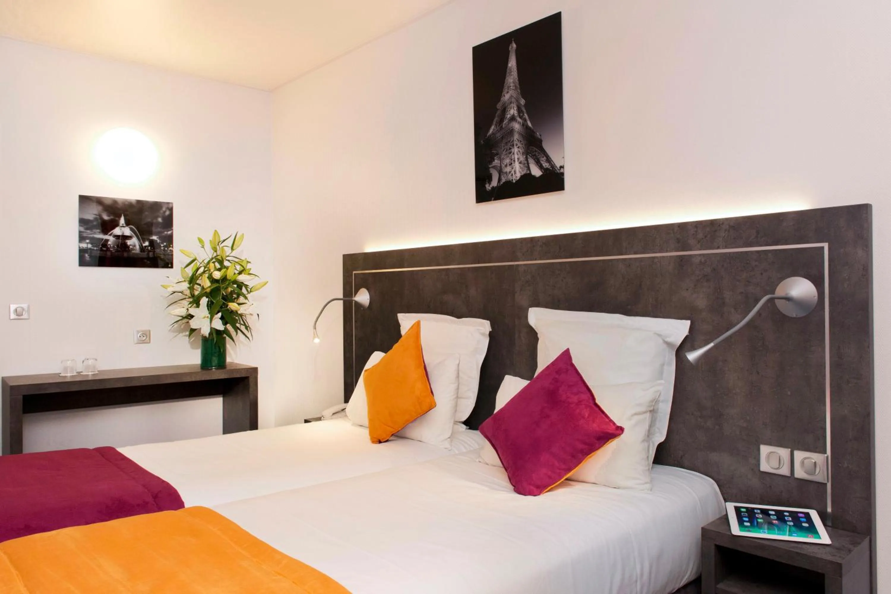 Bed in Hôtel du Plat d'Etain