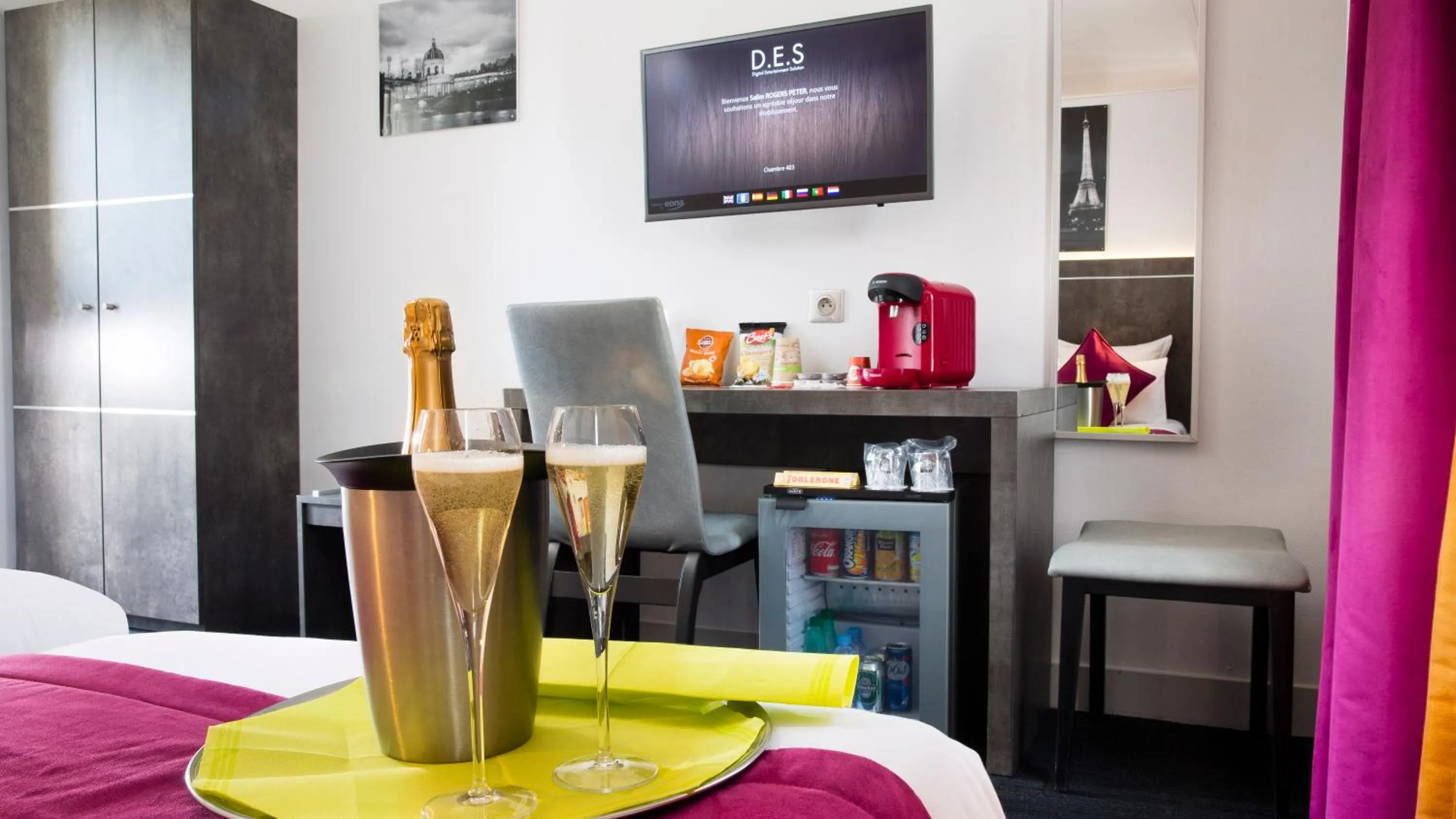 Photo of the whole room, Bed in Hôtel du Plat d'Etain