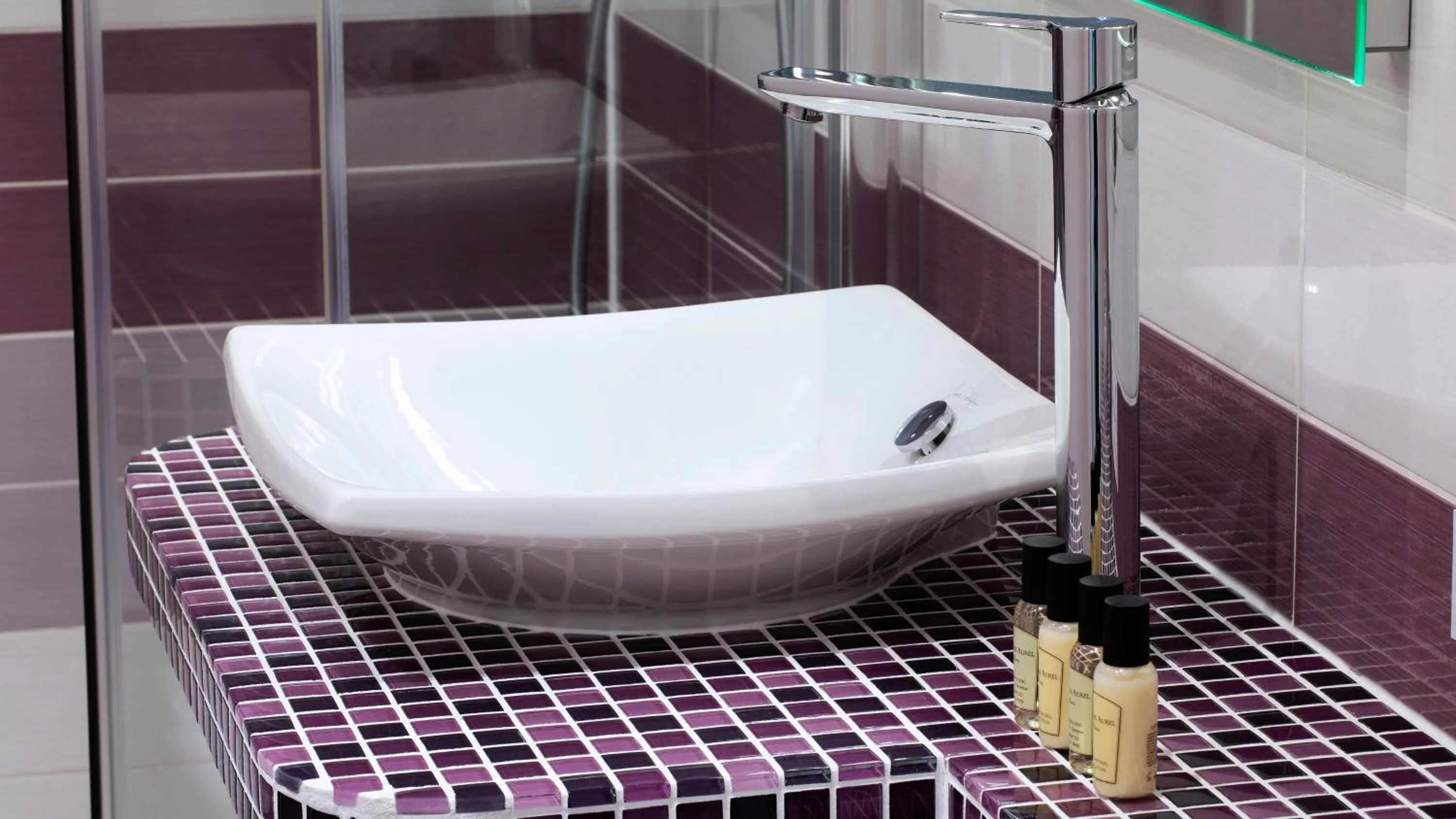 Bathroom in Hôtel du Plat d'Etain