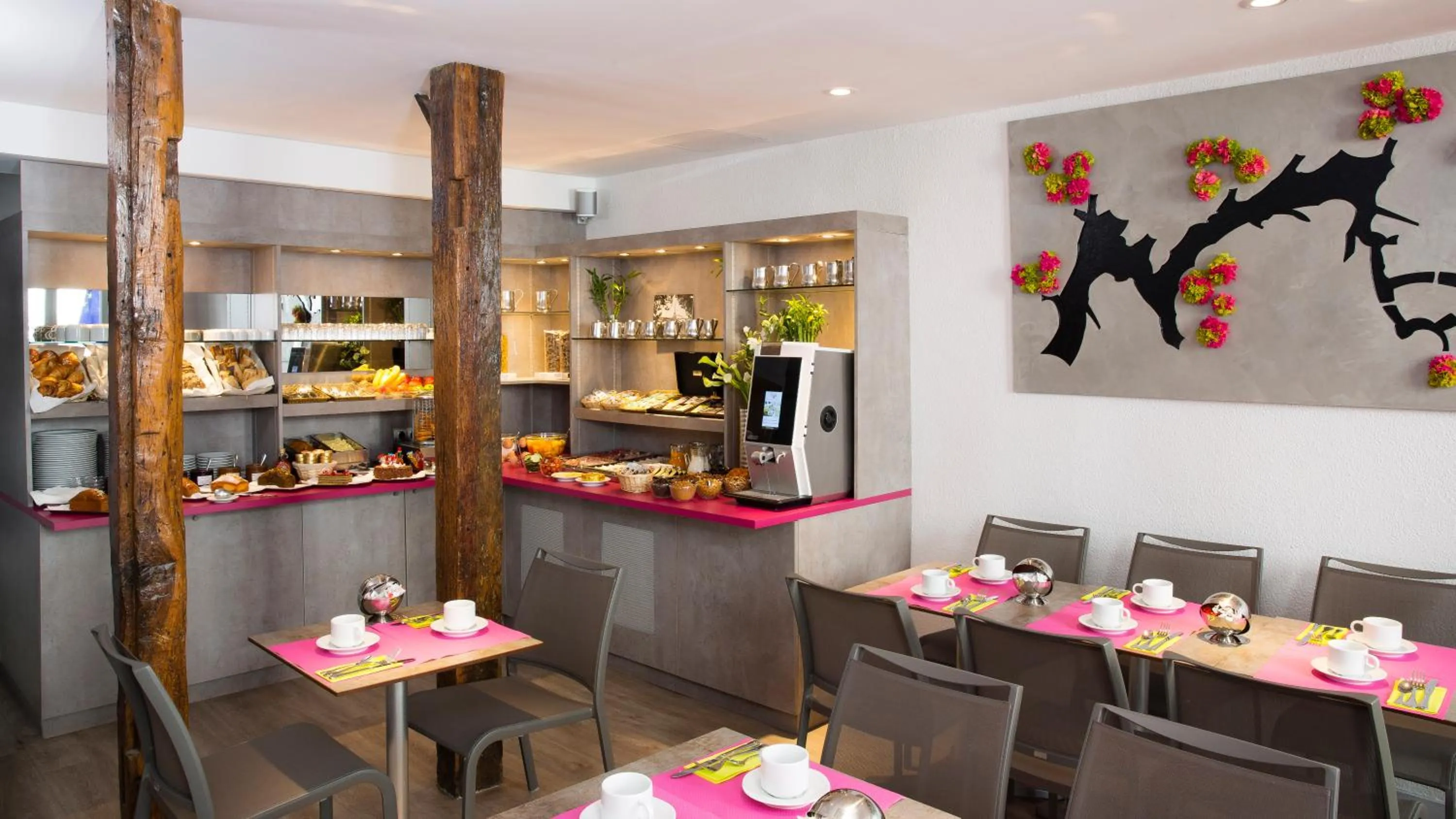 Buffet breakfast in Hôtel du Plat d'Etain