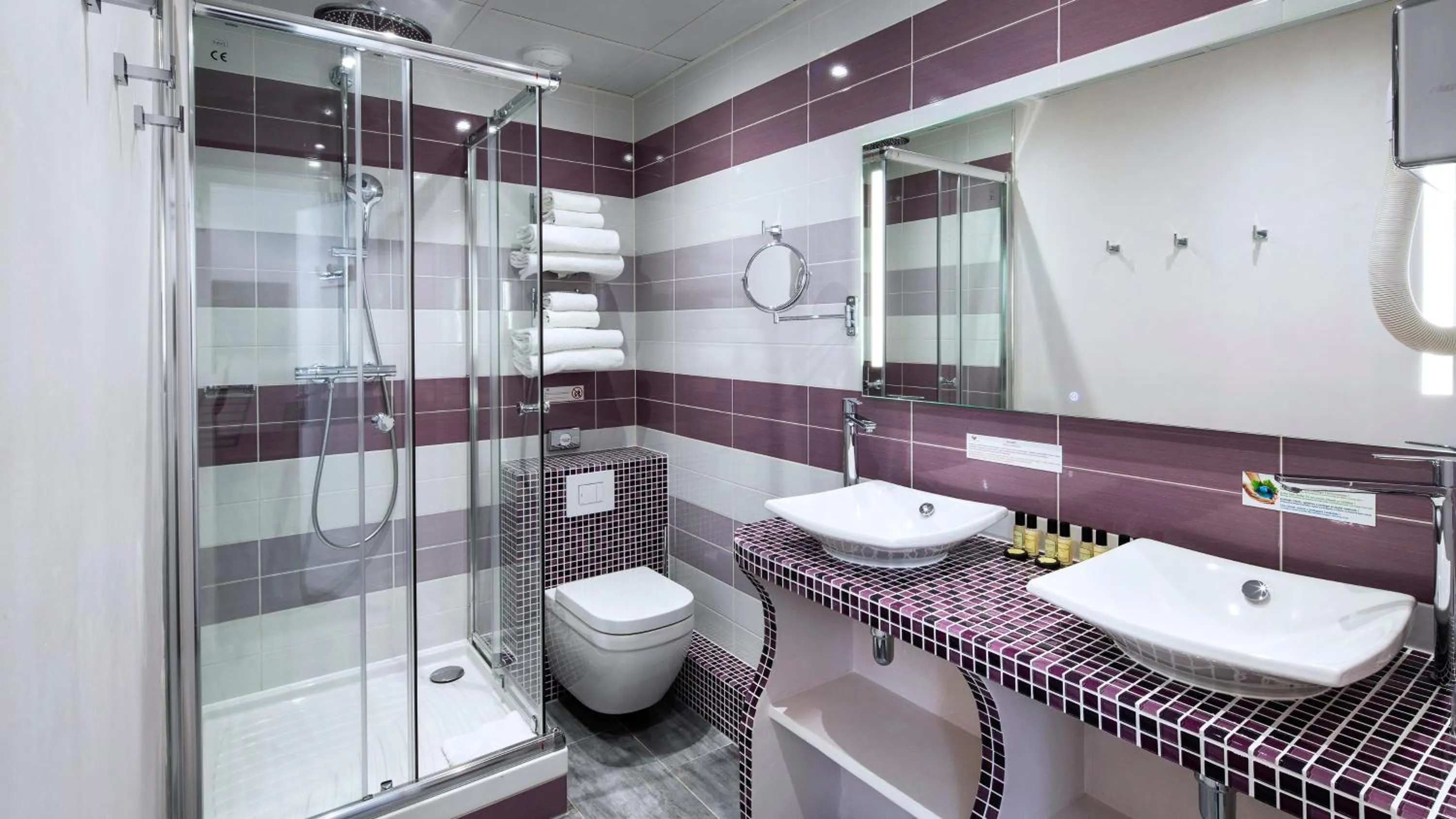 Bathroom in Hôtel du Plat d'Etain