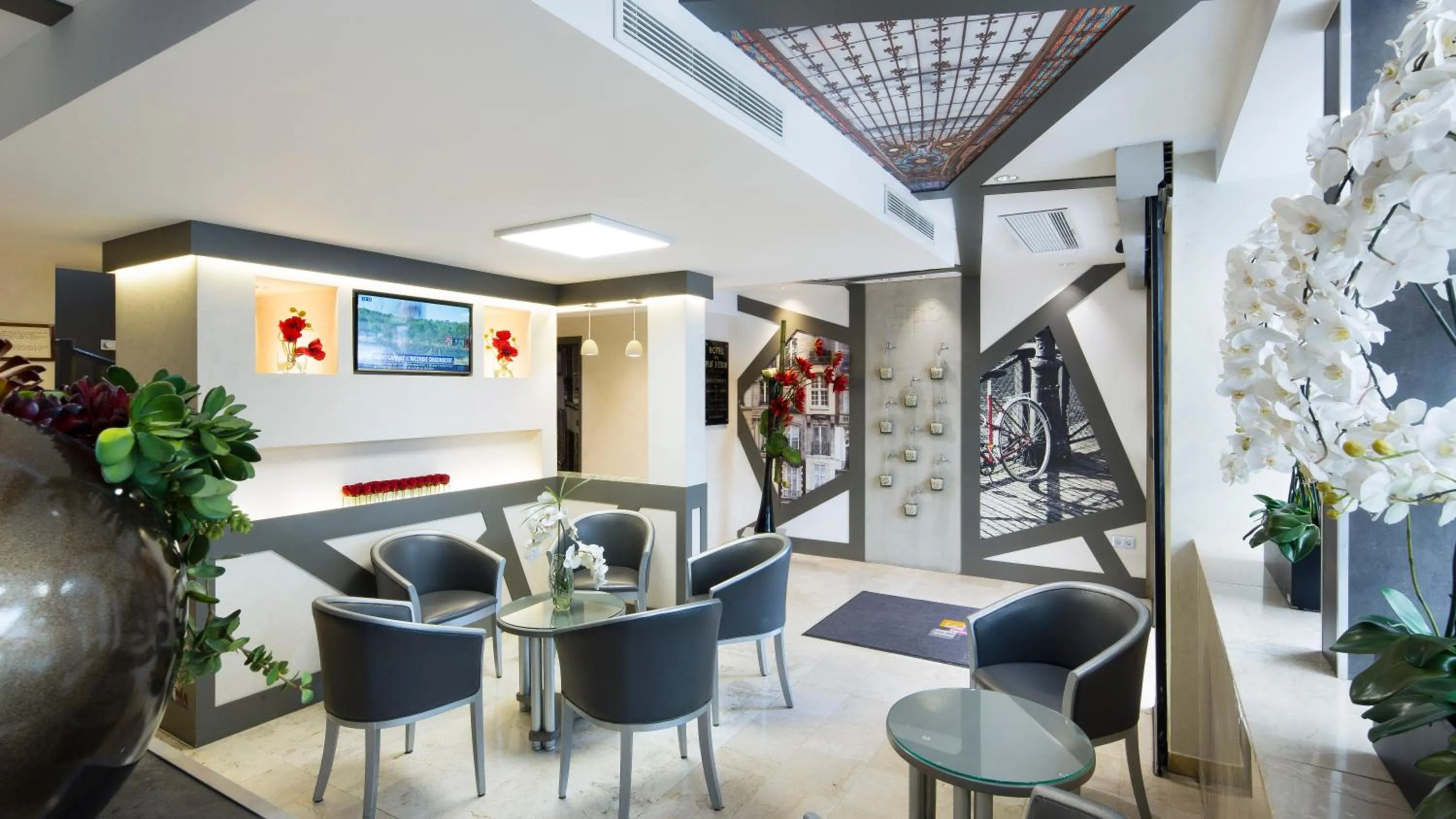 Communal lounge/ TV room in Hôtel du Plat d'Etain