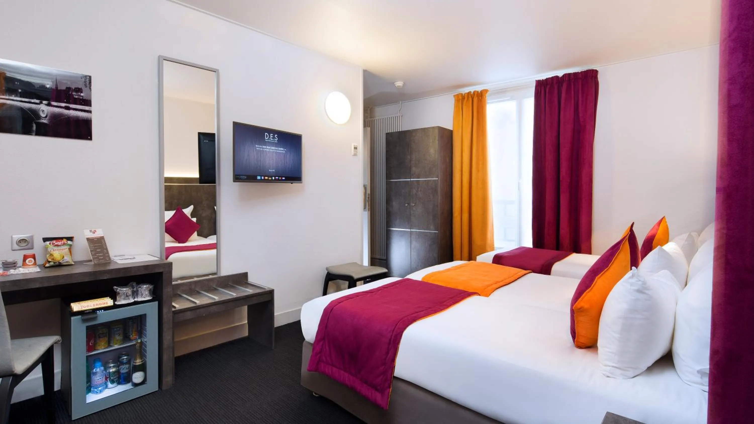 Photo of the whole room, Bed in Hôtel du Plat d'Etain