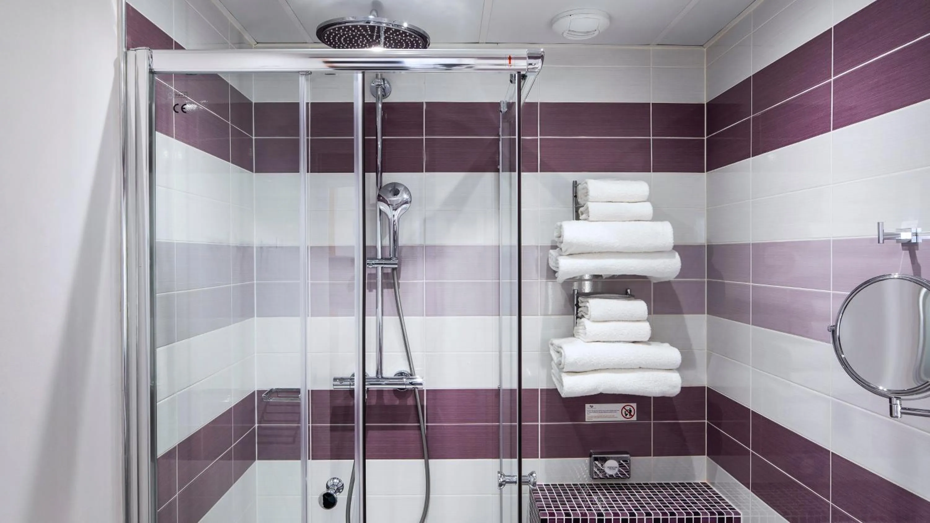 Bathroom in Hôtel du Plat d'Etain