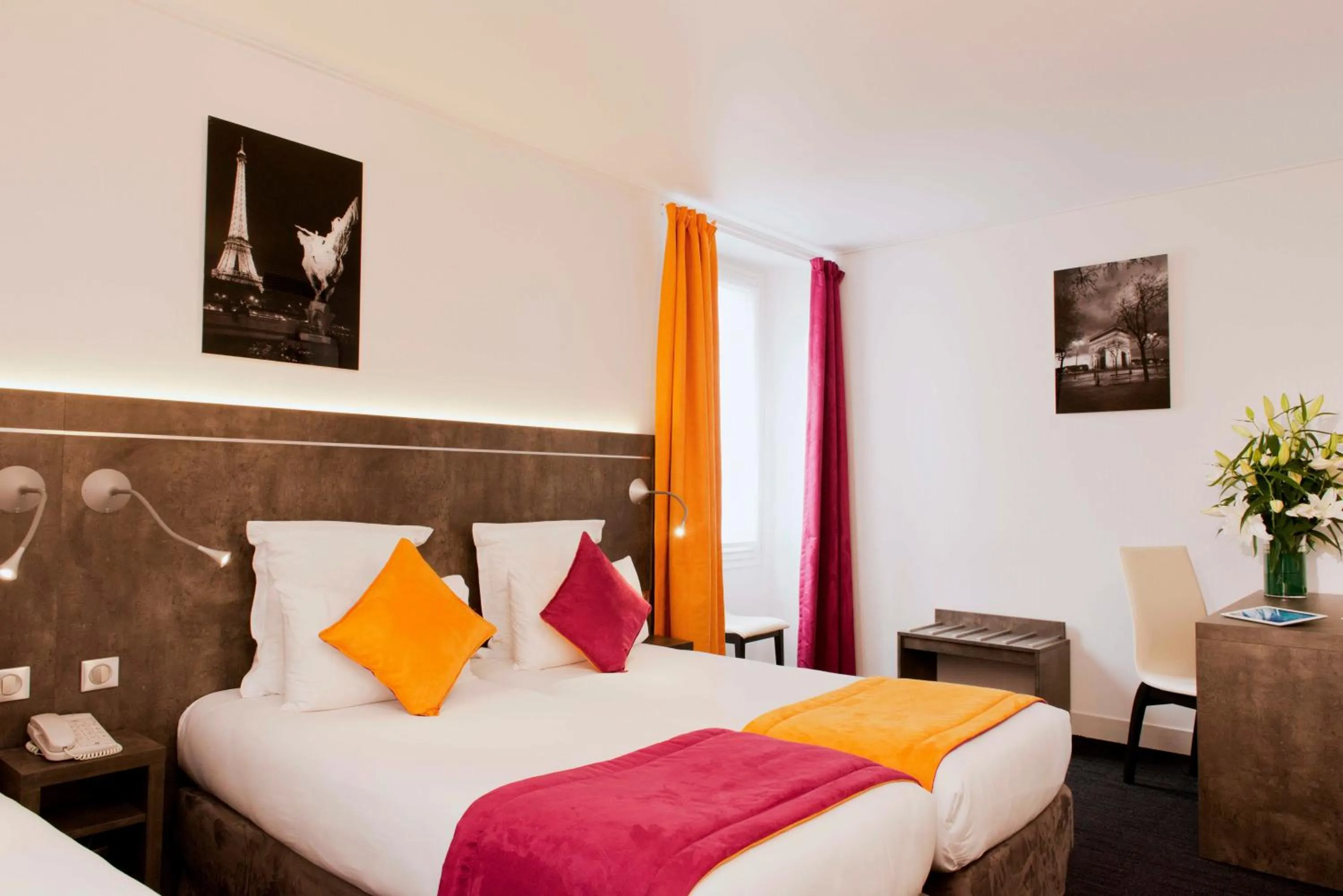 Photo of the whole room, Bed in Hôtel du Plat d'Etain