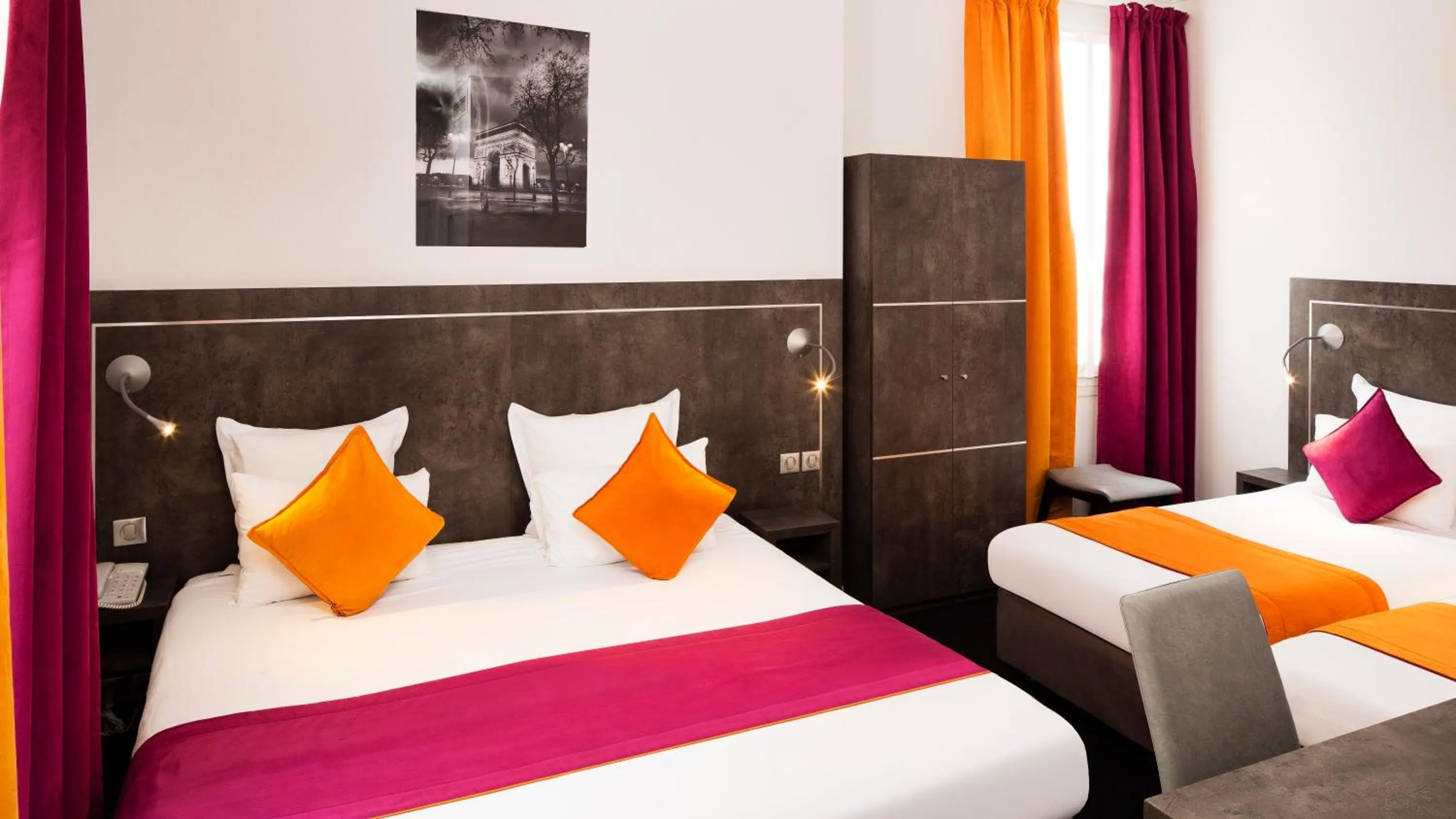 Photo of the whole room, Bed in Hôtel du Plat d'Etain