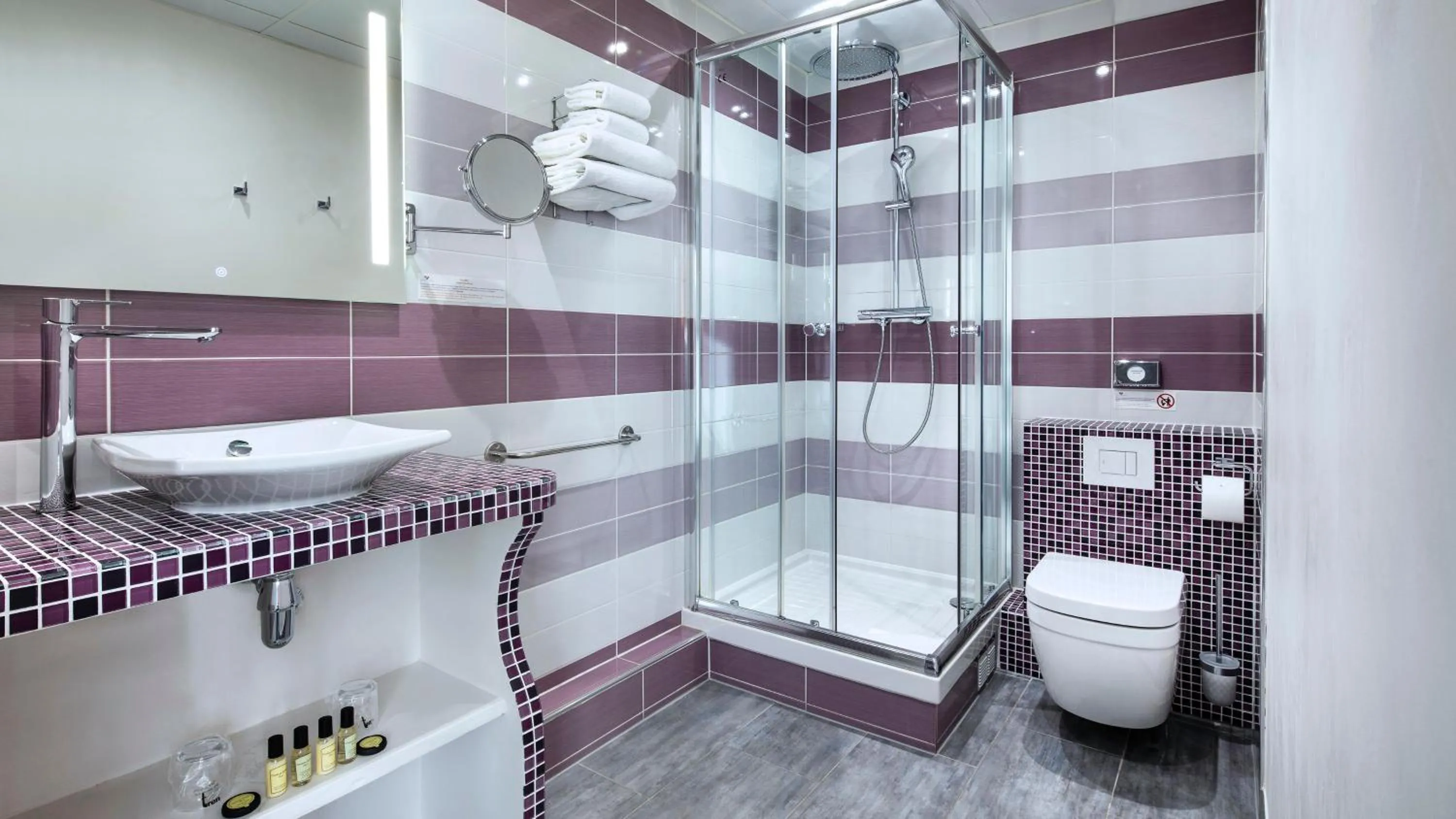 Bathroom in Hôtel du Plat d'Etain