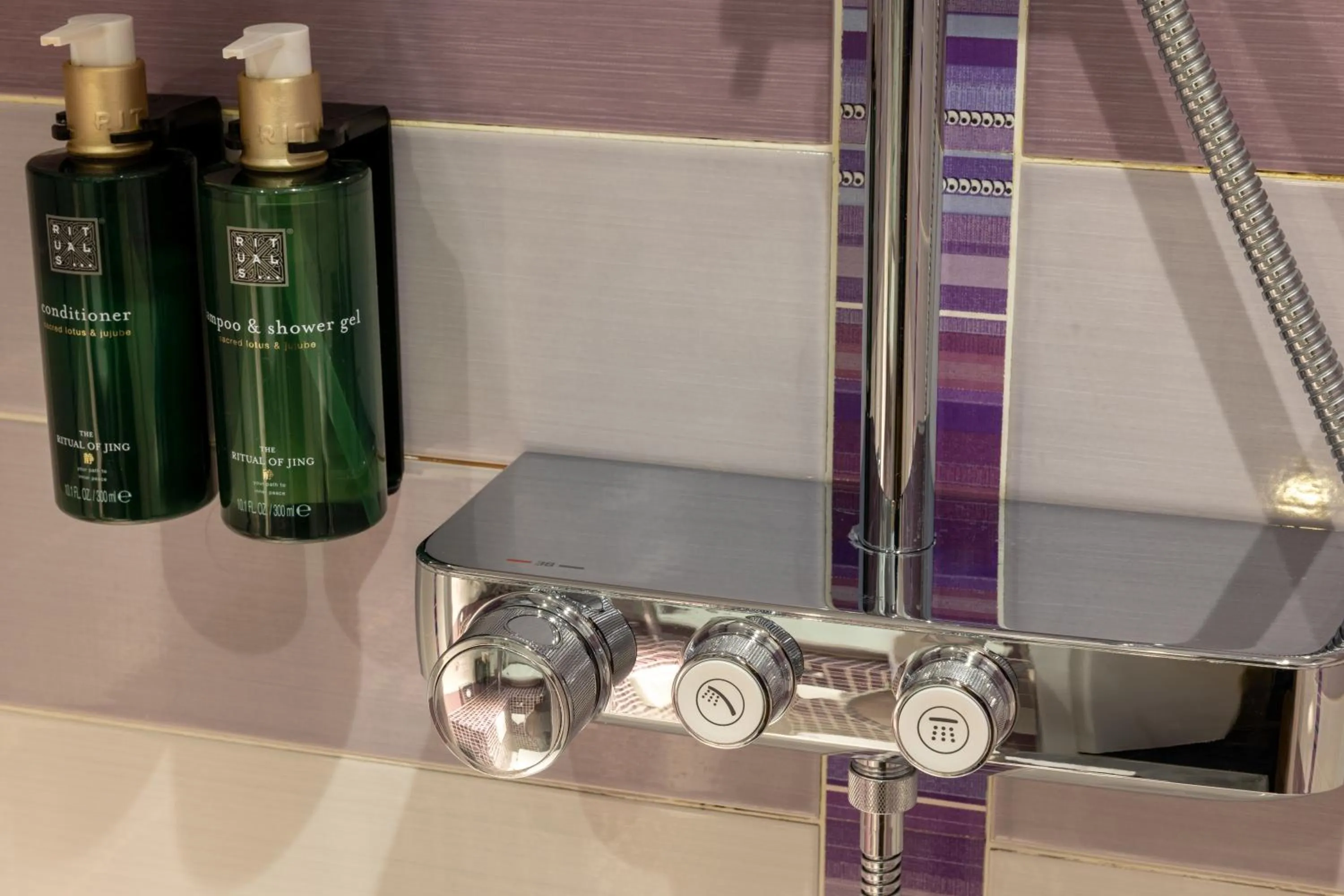 Bathroom in Hôtel du Plat d'Etain