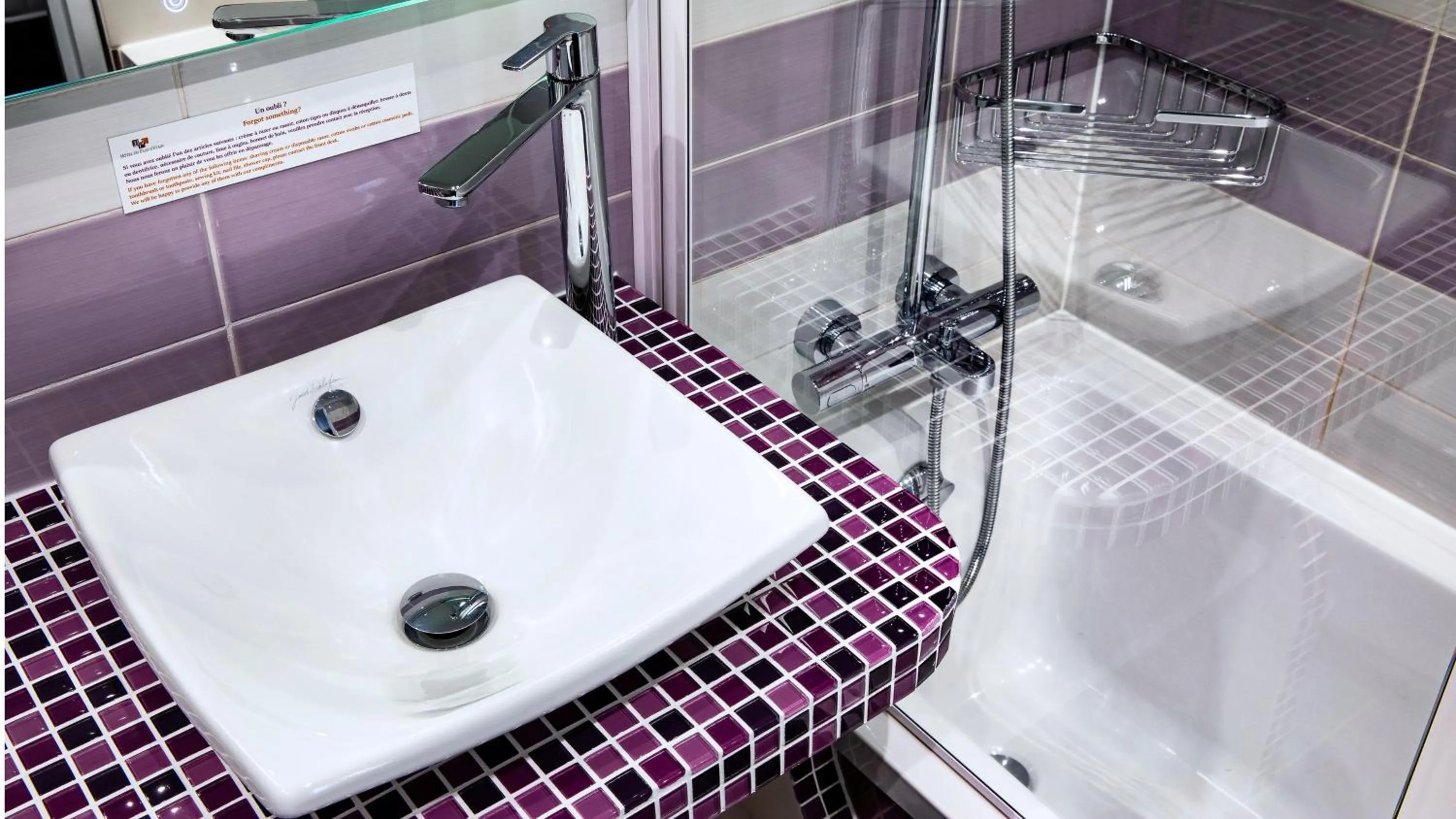 Bathroom in Hôtel du Plat d'Etain