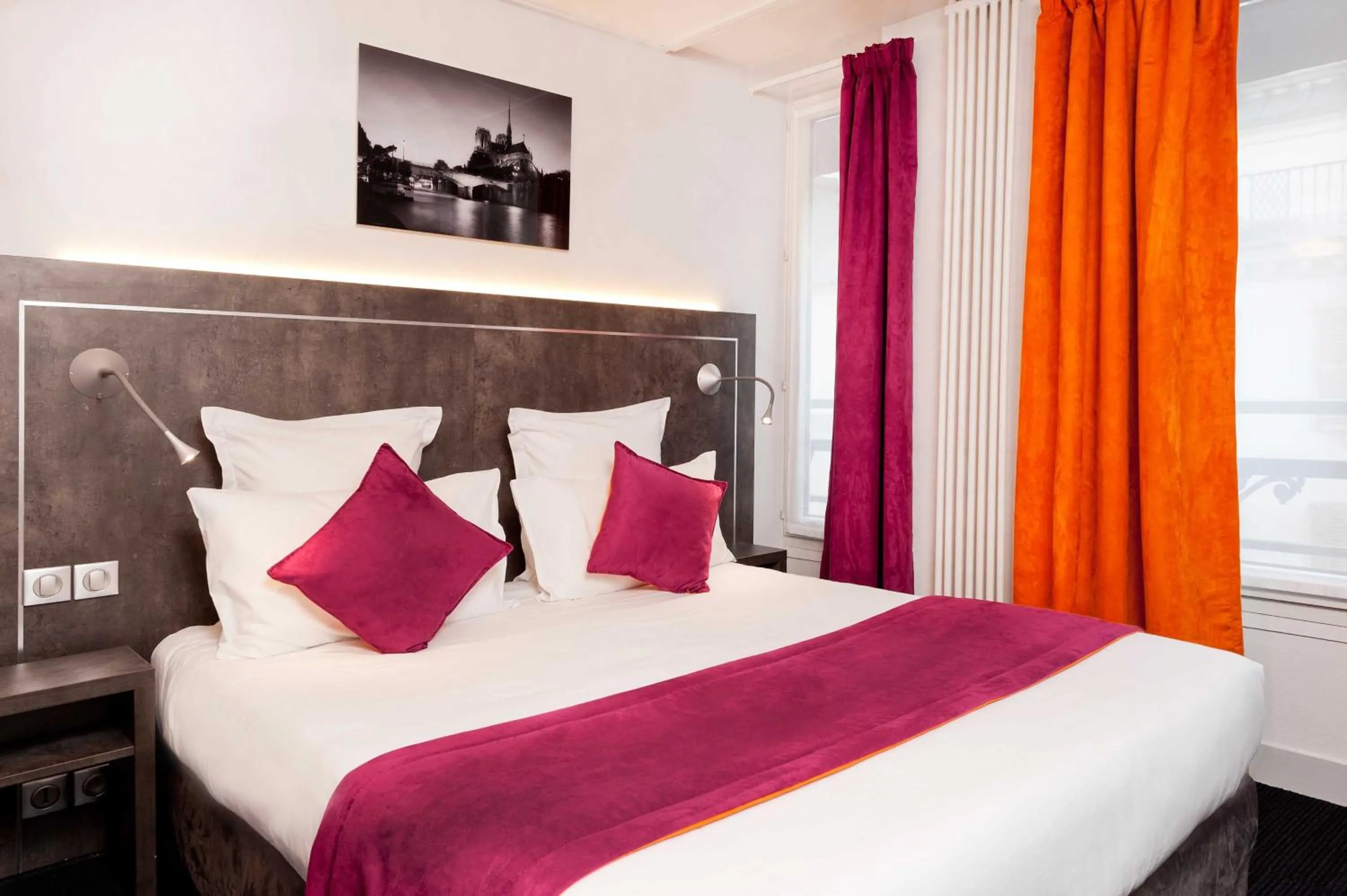 Bed in Hôtel du Plat d'Etain