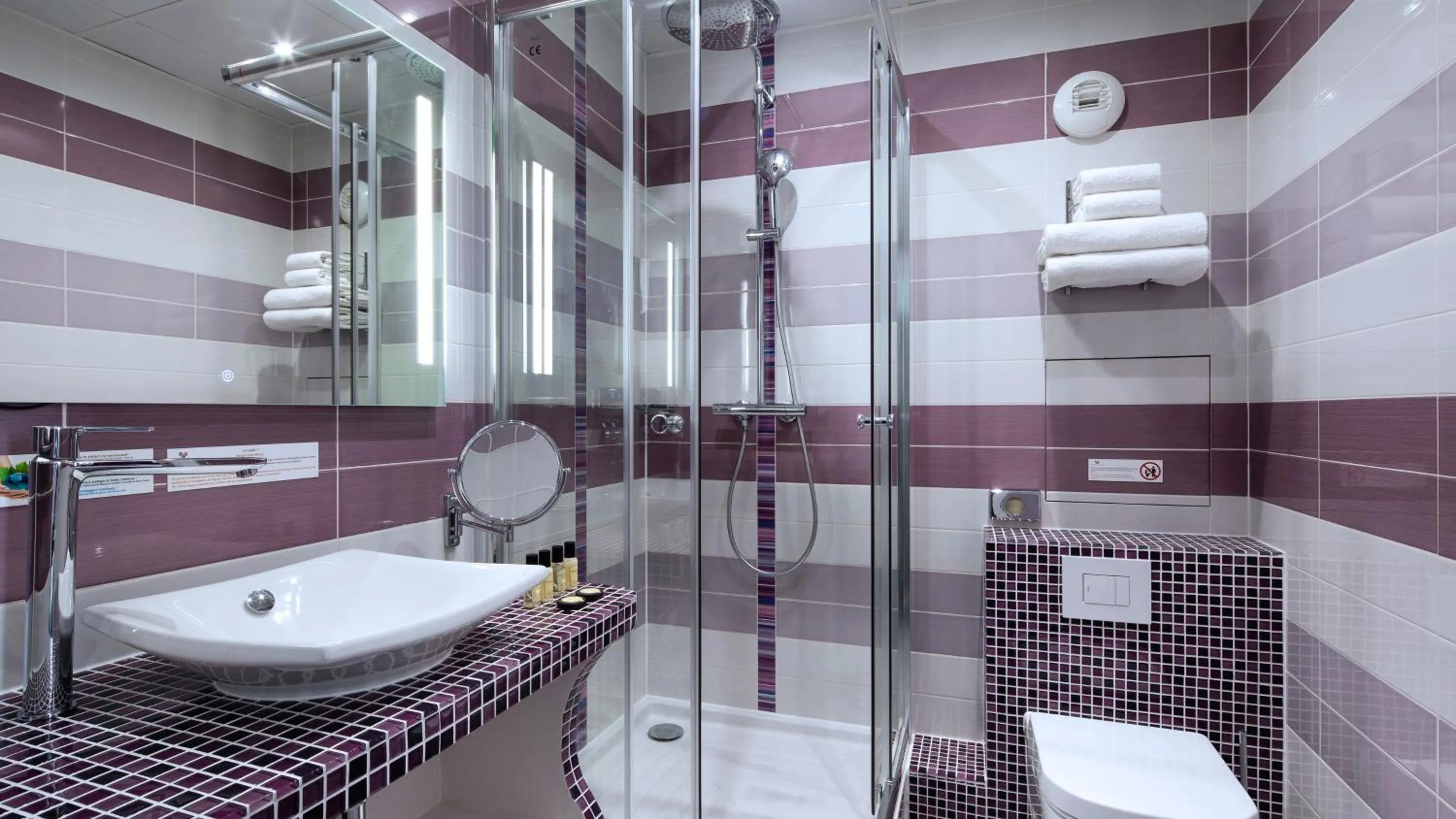 Bathroom in Hôtel du Plat d'Etain