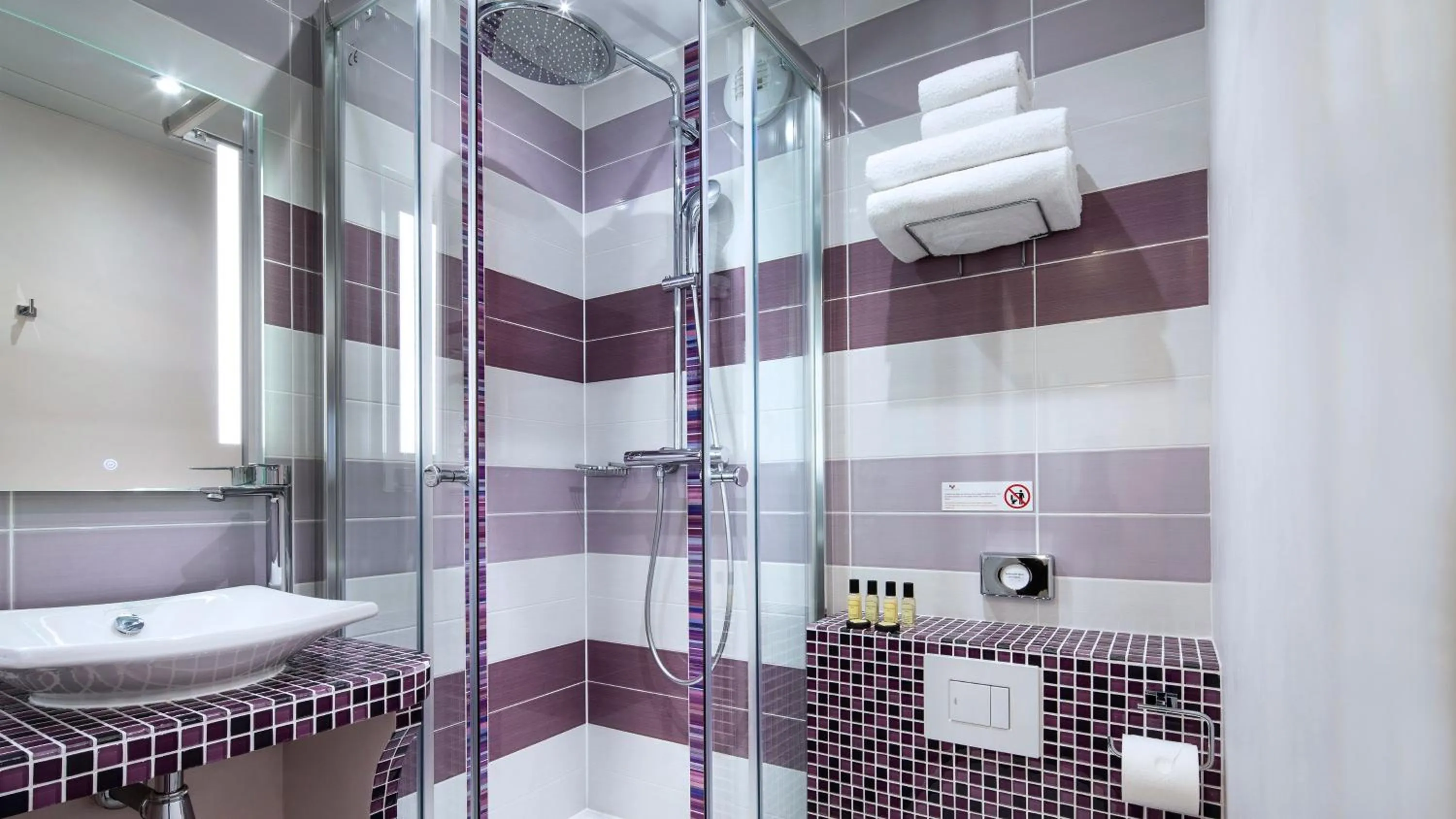 Bathroom in Hôtel du Plat d'Etain