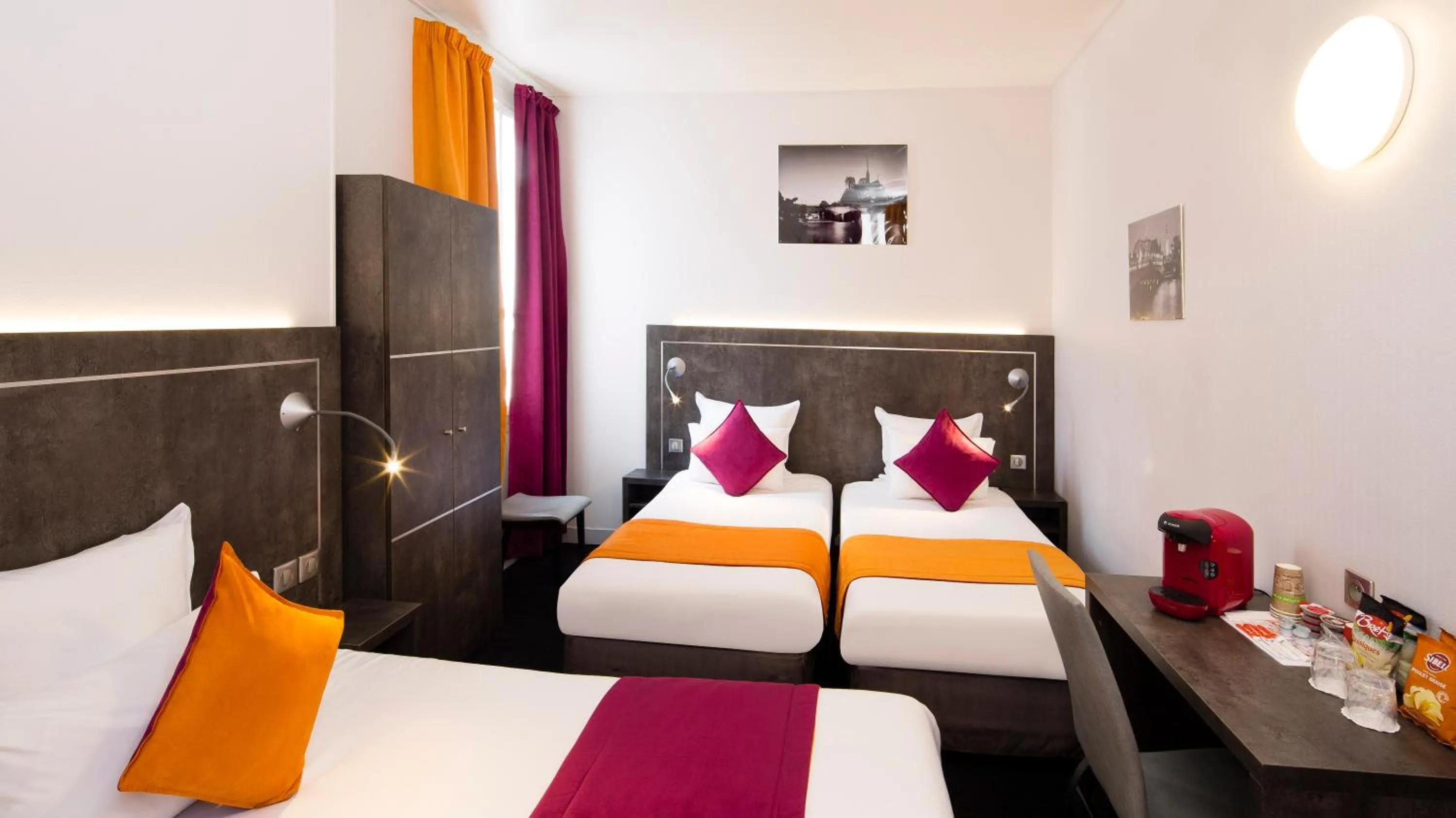 Photo of the whole room, Bed in Hôtel du Plat d'Etain