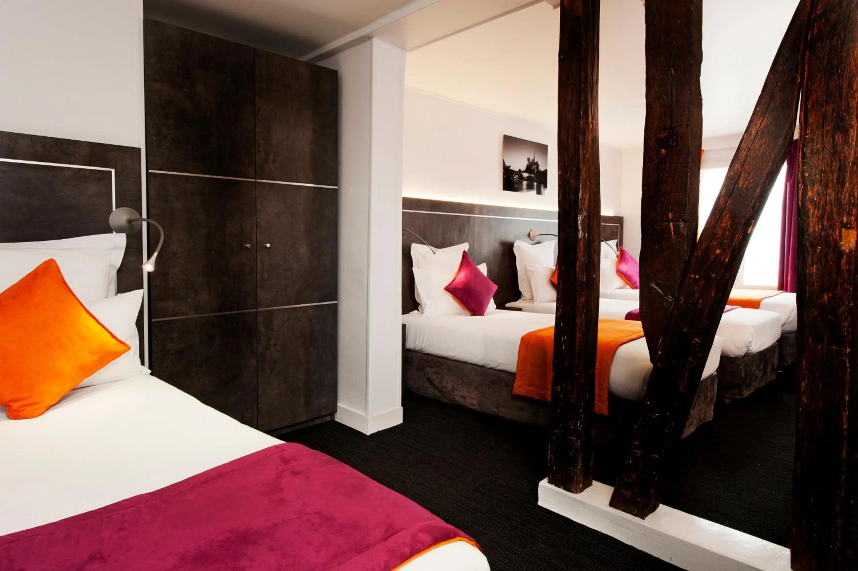 Bed in Hôtel du Plat d'Etain