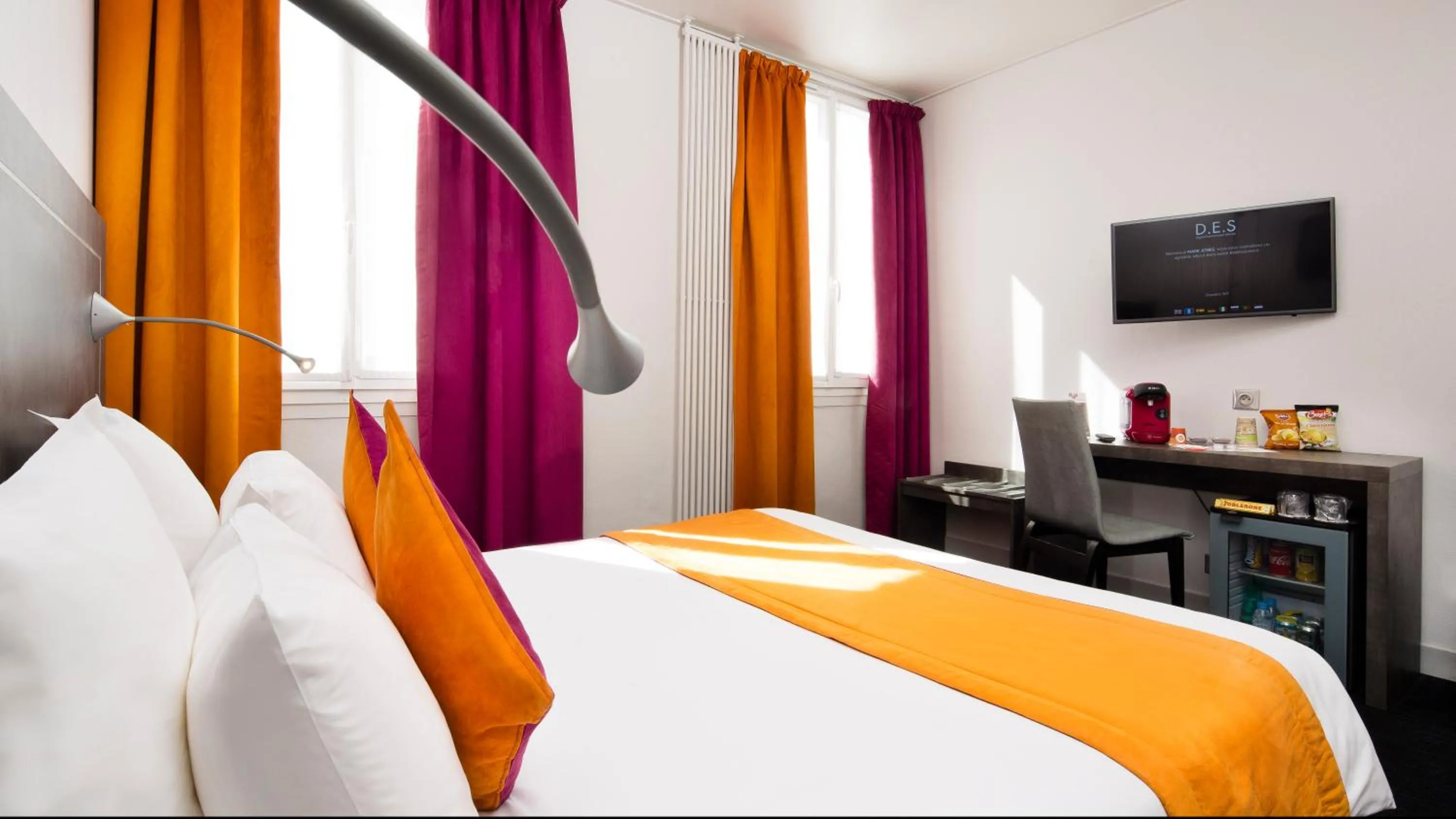 Photo of the whole room, Bed in Hôtel du Plat d'Etain