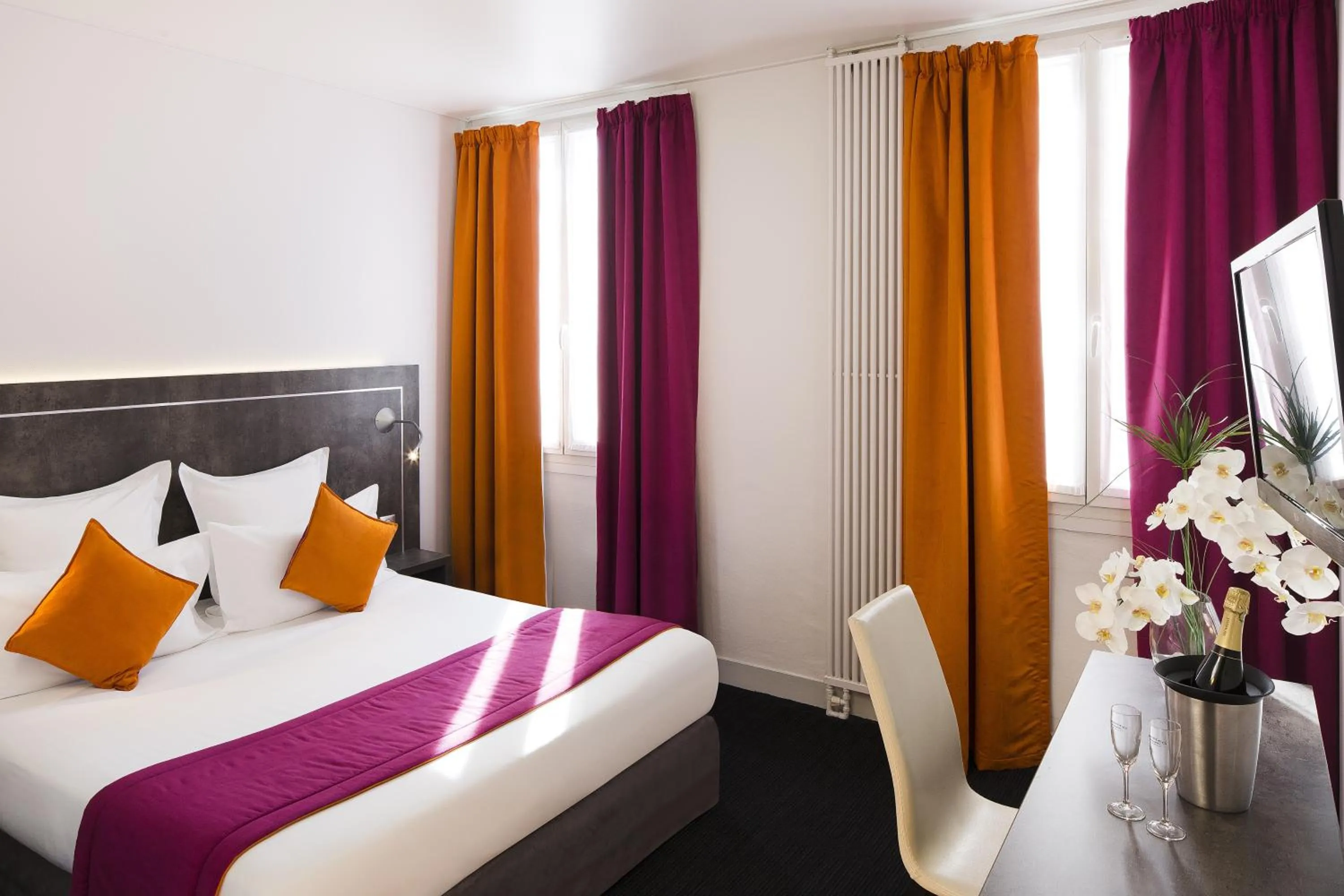 Photo of the whole room, Bed in Hôtel du Plat d'Etain