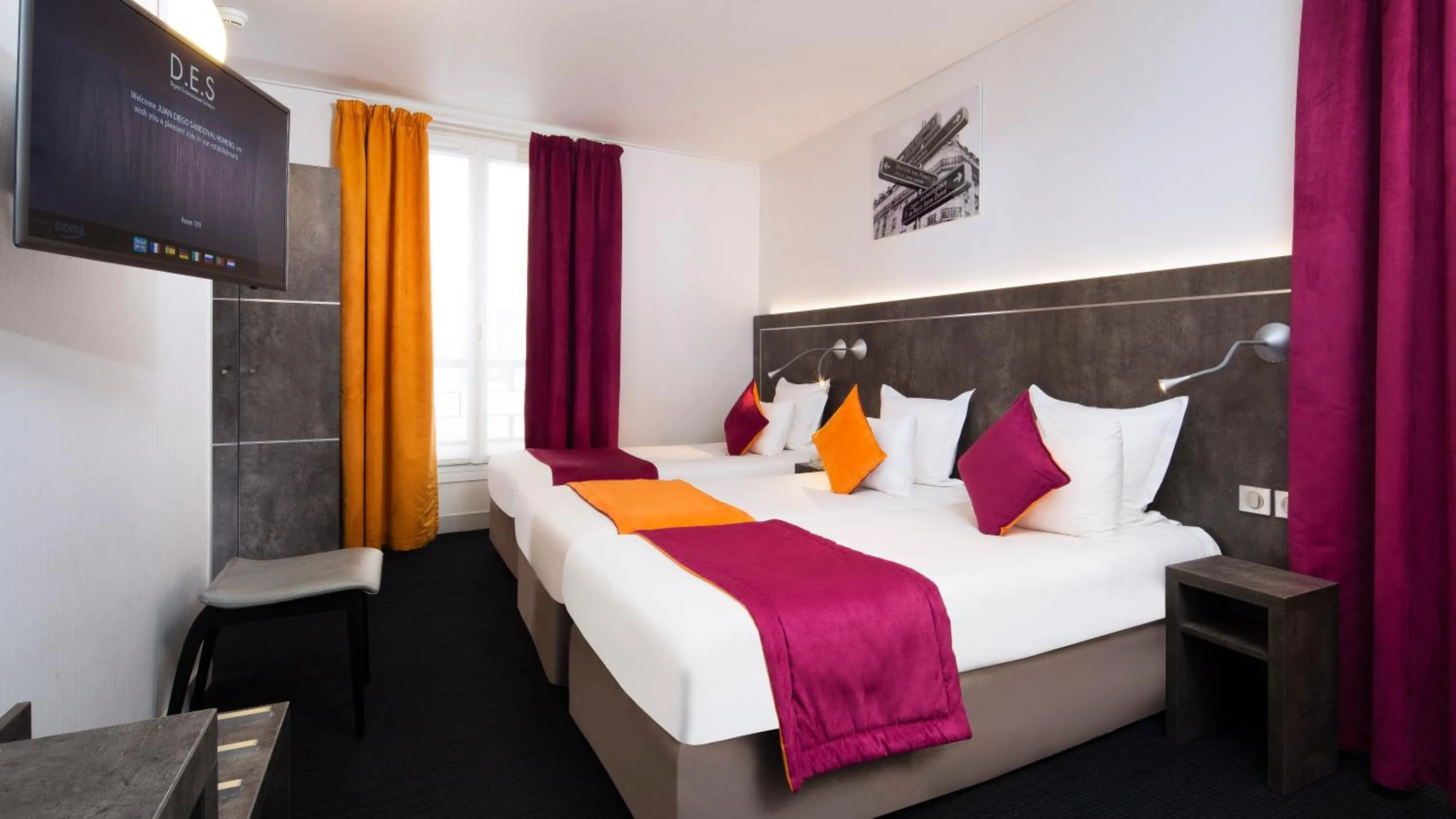 Photo of the whole room, Bed in Hôtel du Plat d'Etain