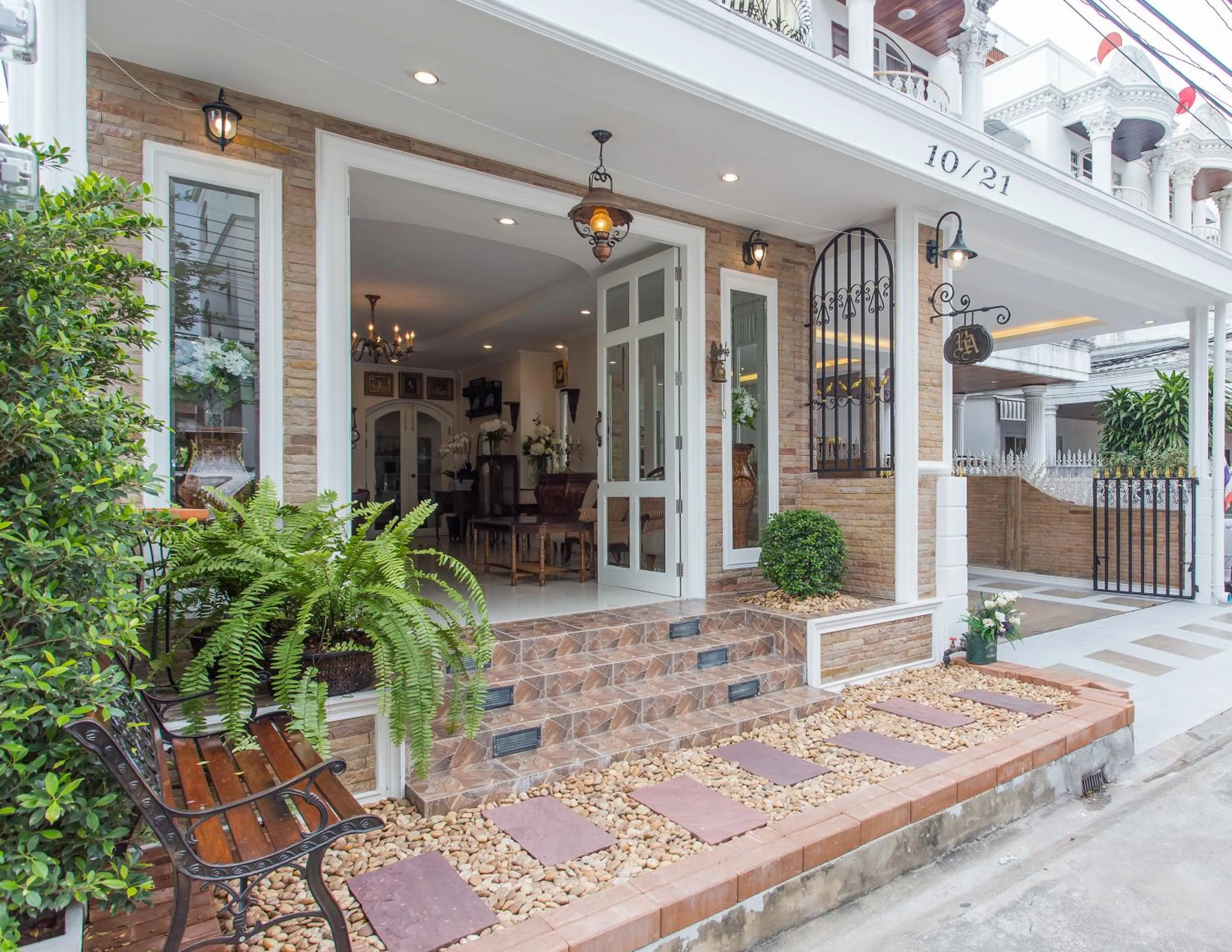 Facade/entrance in The Lek Aree