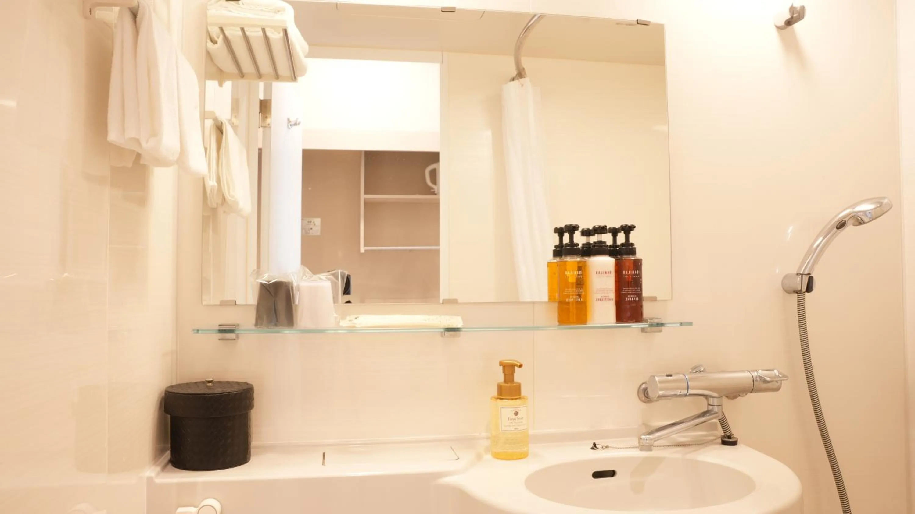 Shower in The BREAKFAST HOTEL PORTO Ishigakijima