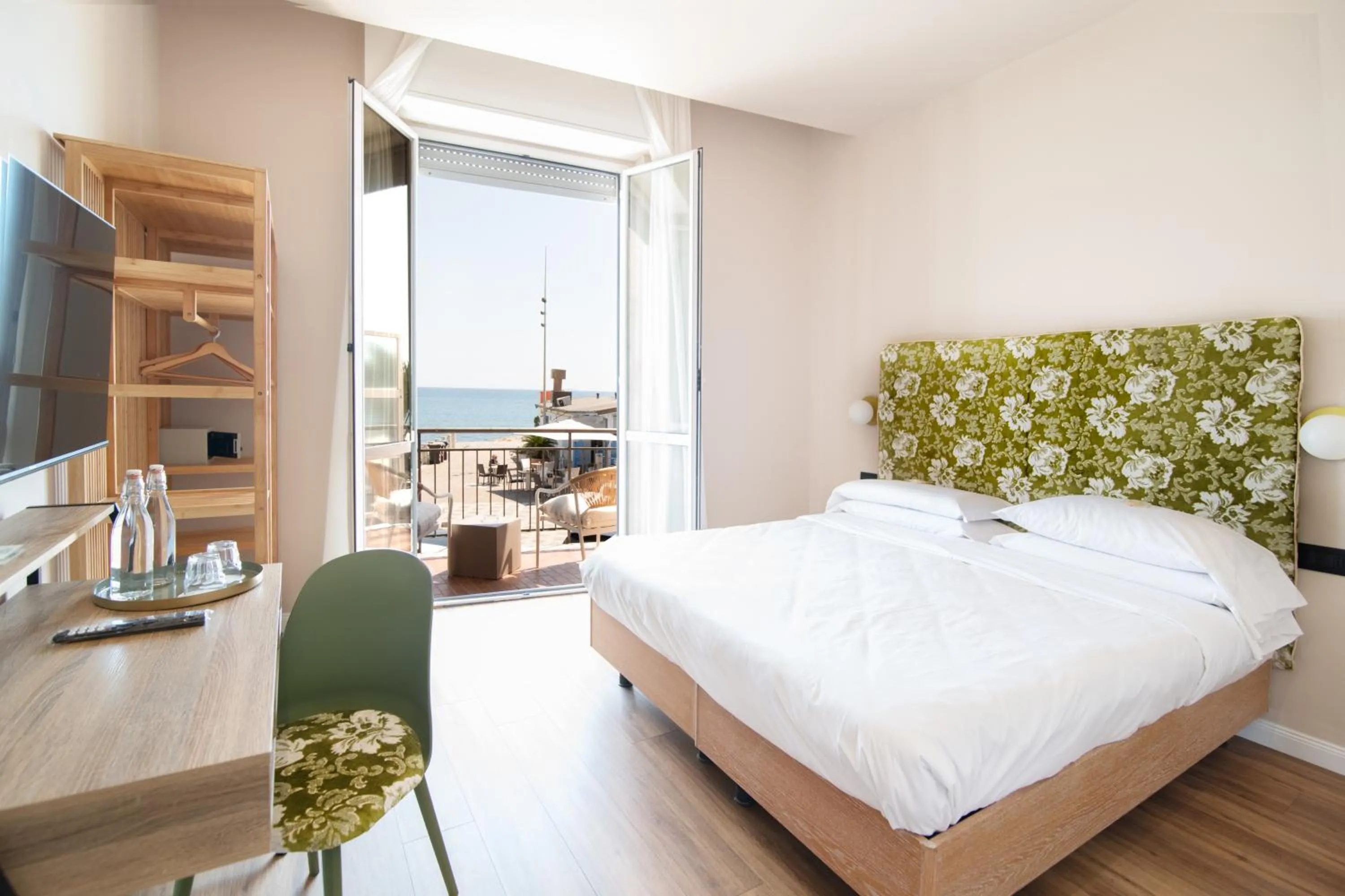 Photo of the whole room, Bed in Albium Hotel